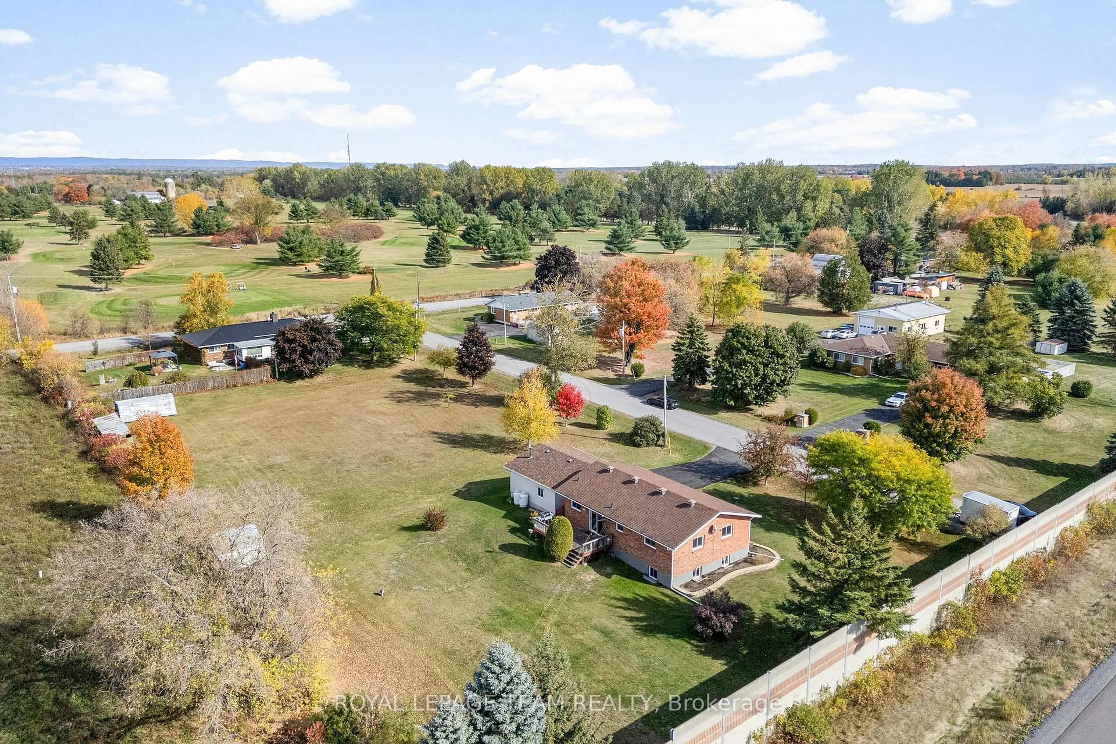 A pic from outside/outdoor area/front of a property/back of a property/a pic from drone, unknown for 1059 Flynn Ave, Ottawa Ontario K7S 3G7