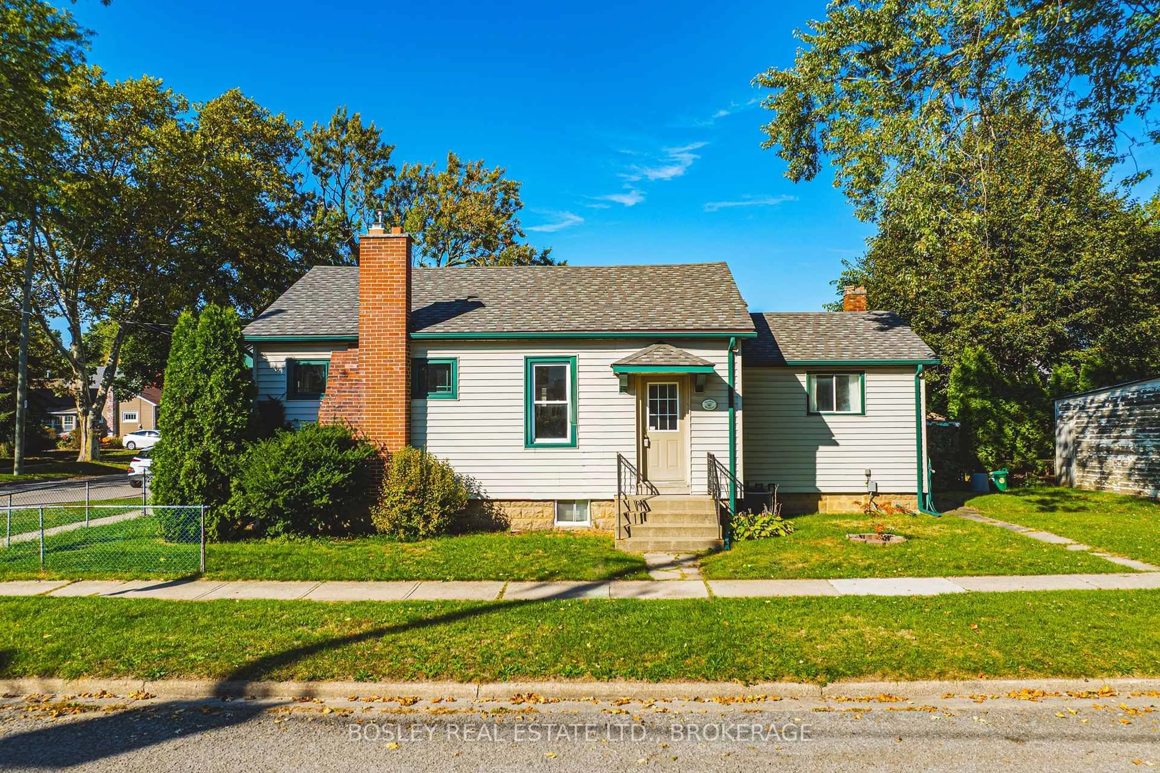 Home with vinyl exterior material, street for 14 George St, St. Catharines Ontario L2N 3R2