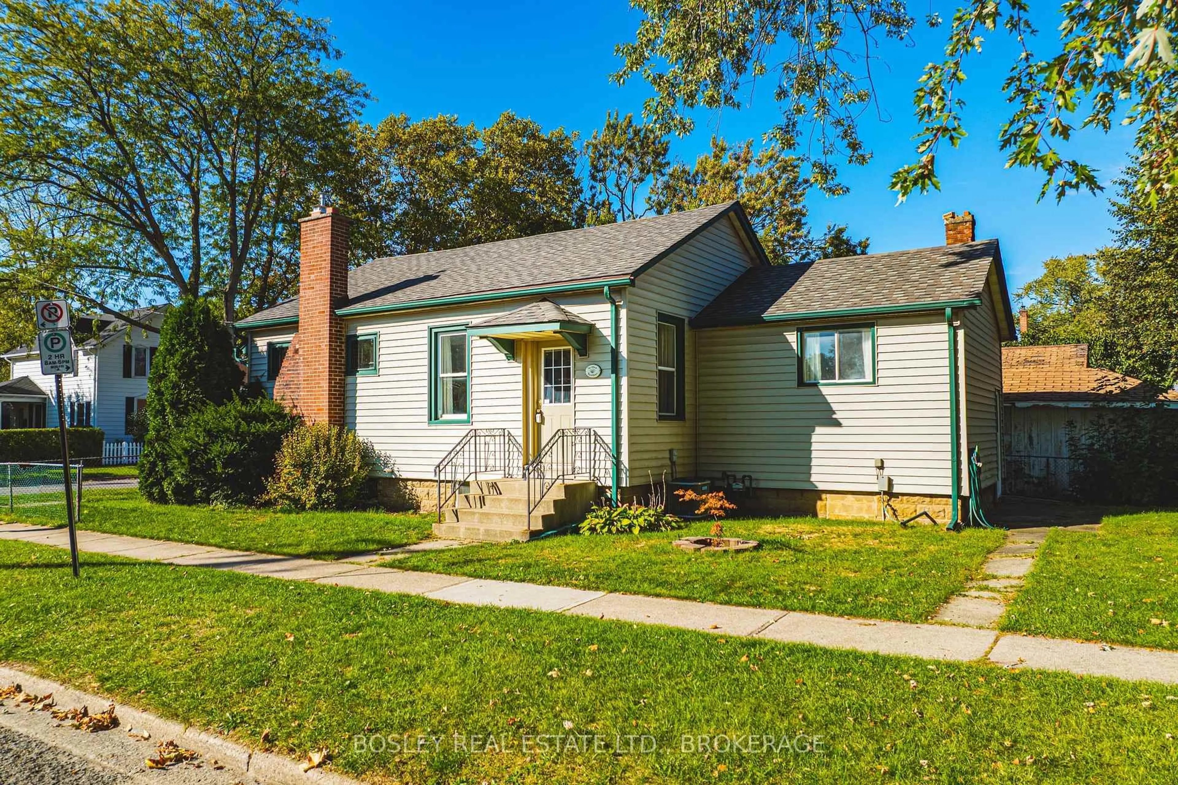 Home with vinyl exterior material, street for 14 George St, St. Catharines Ontario L2N 3R2