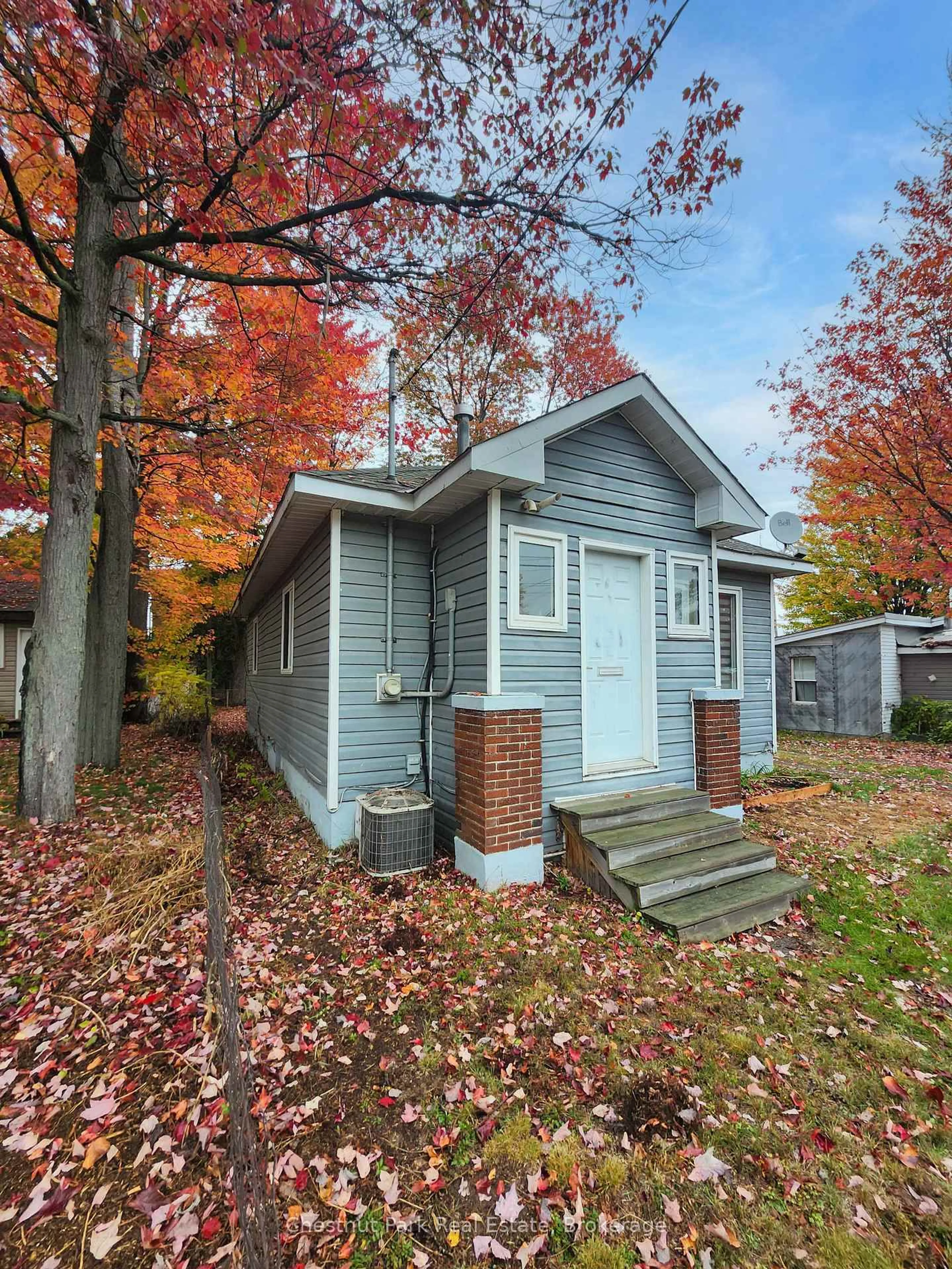 Home with vinyl exterior material, street for 7 Clifford Ave, North Bay Ontario P1A 1N9