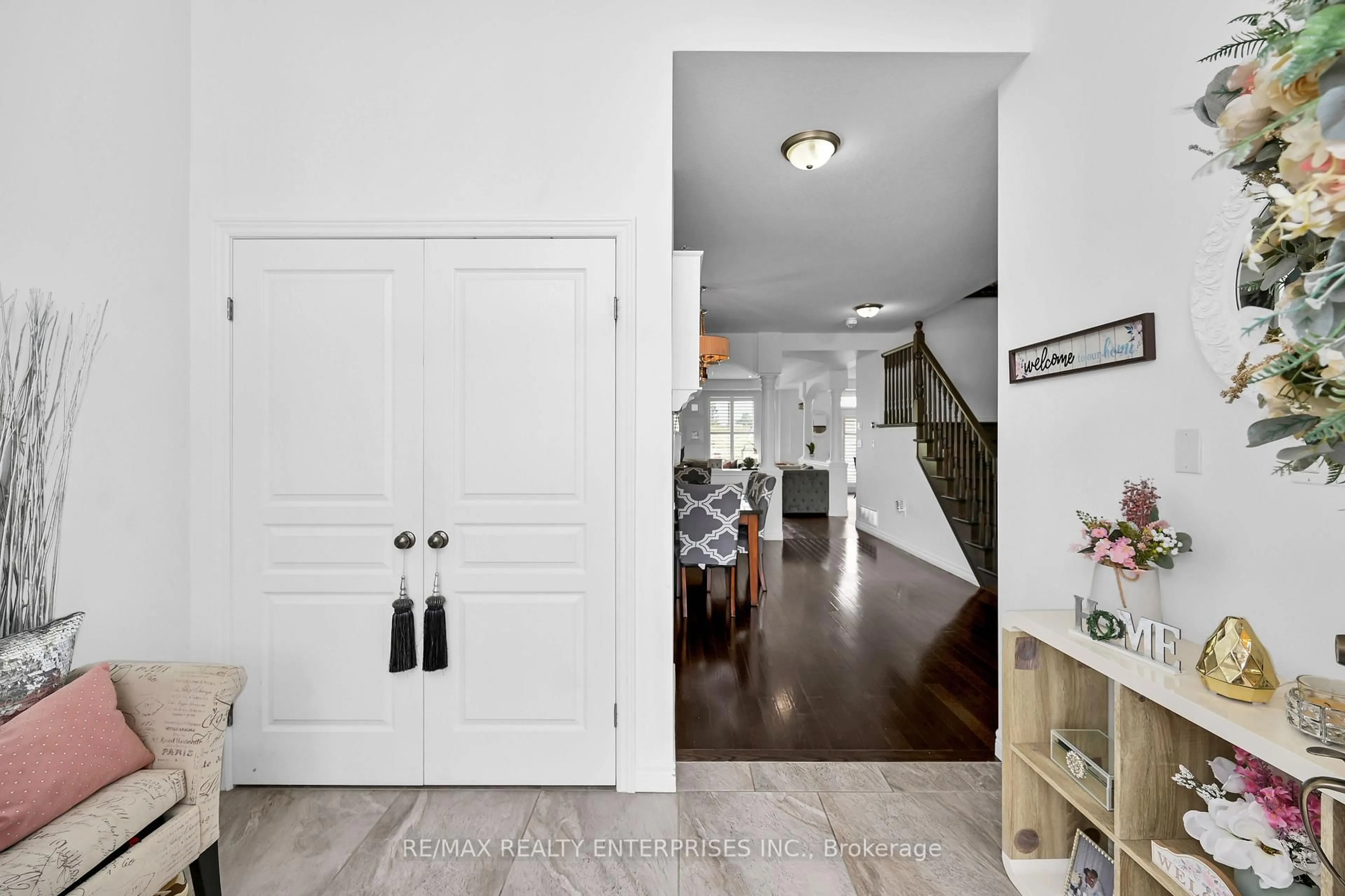 Indoor entryway for 130 Chartwell Circ, Hamilton Ontario L9A 0C4