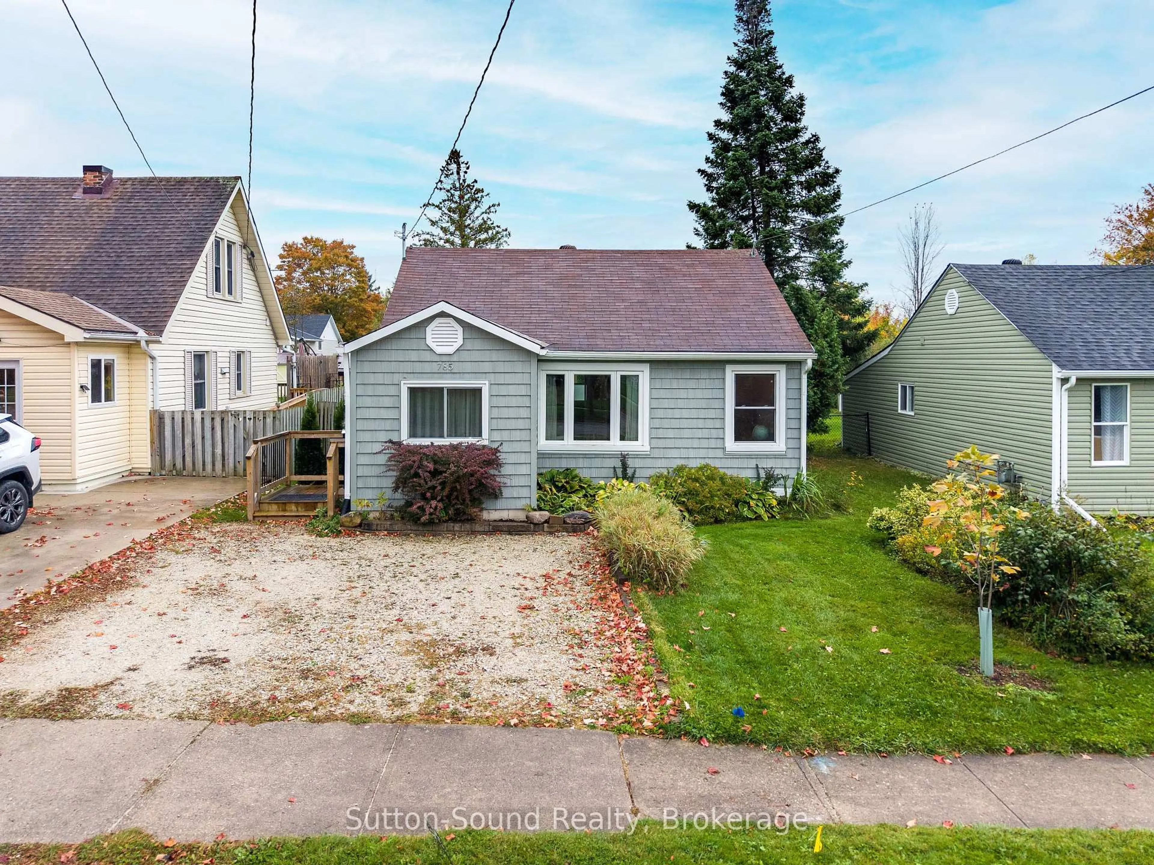 A pic from outside/outdoor area/front of a property/back of a property/a pic from drone, street for 785 7th St, Owen Sound Ontario N4K 1J8