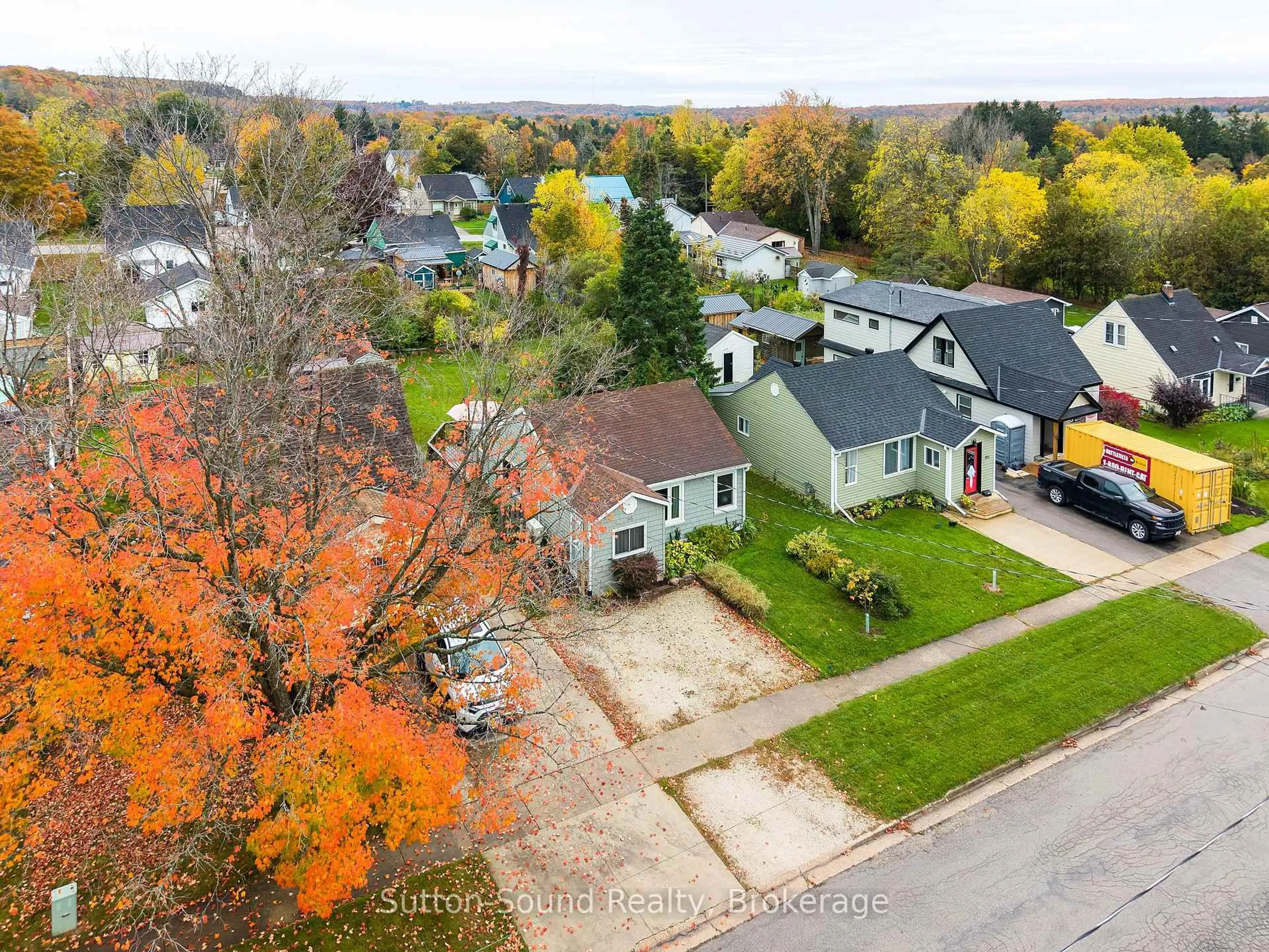 A pic from outside/outdoor area/front of a property/back of a property/a pic from drone, street for 785 7th St, Owen Sound Ontario N4K 1J8