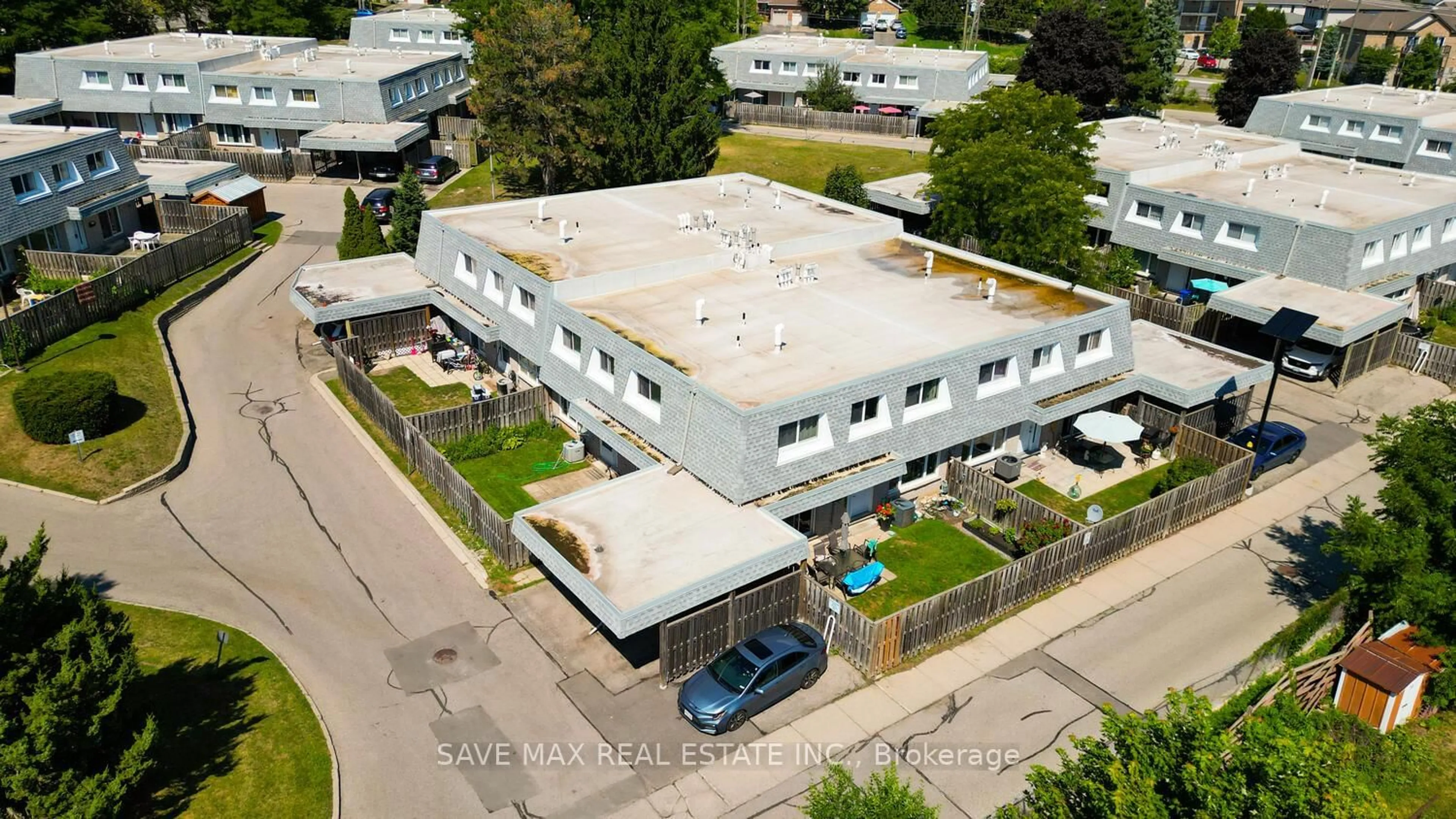 A pic from outside/outdoor area/front of a property/back of a property/a pic from drone, building for 14 Williamsburg Rd #38, Kitchener Ontario N2E 1W1