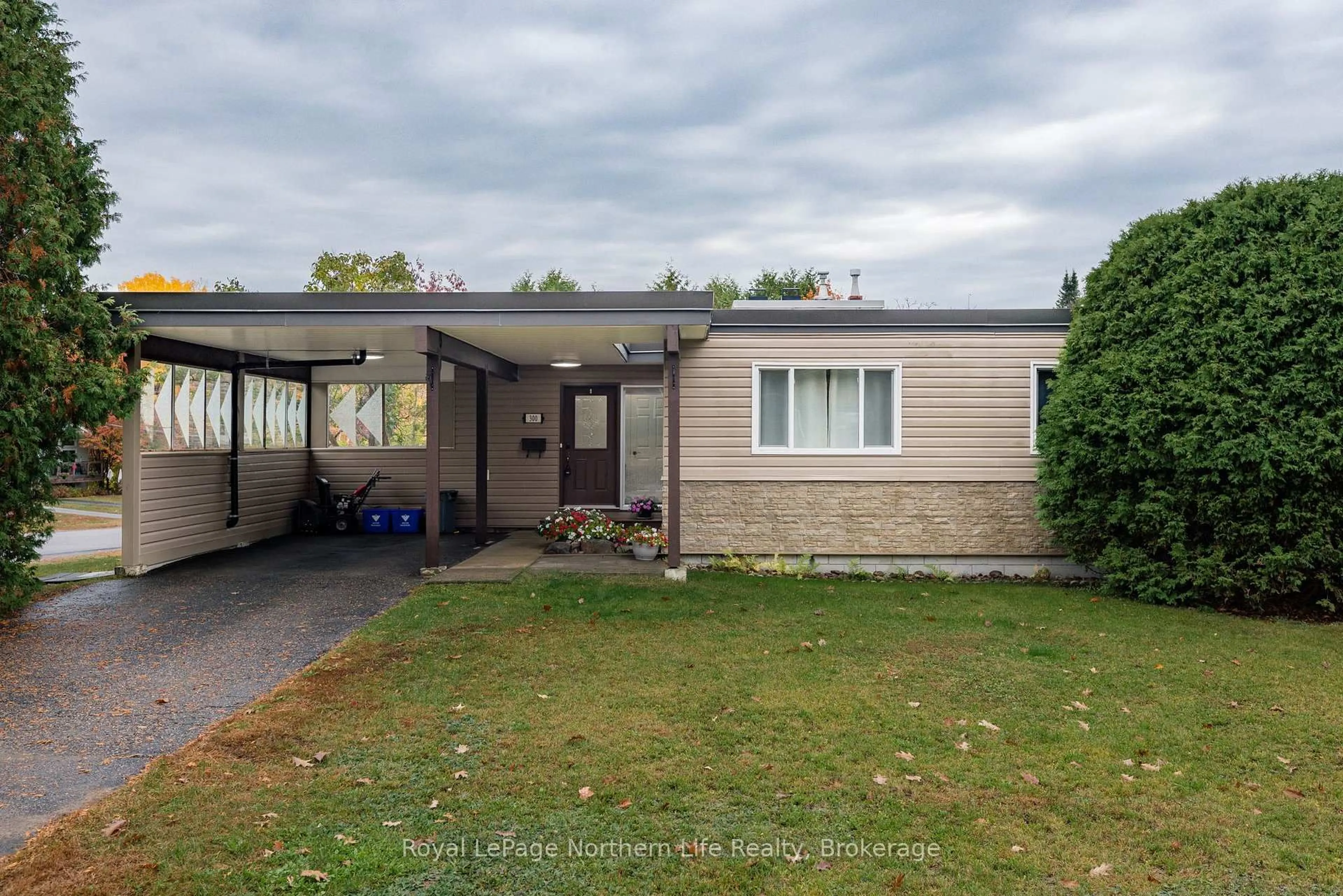 Home with vinyl exterior material, street for 300 Leonard St, North Bay Ontario P1B 5K4