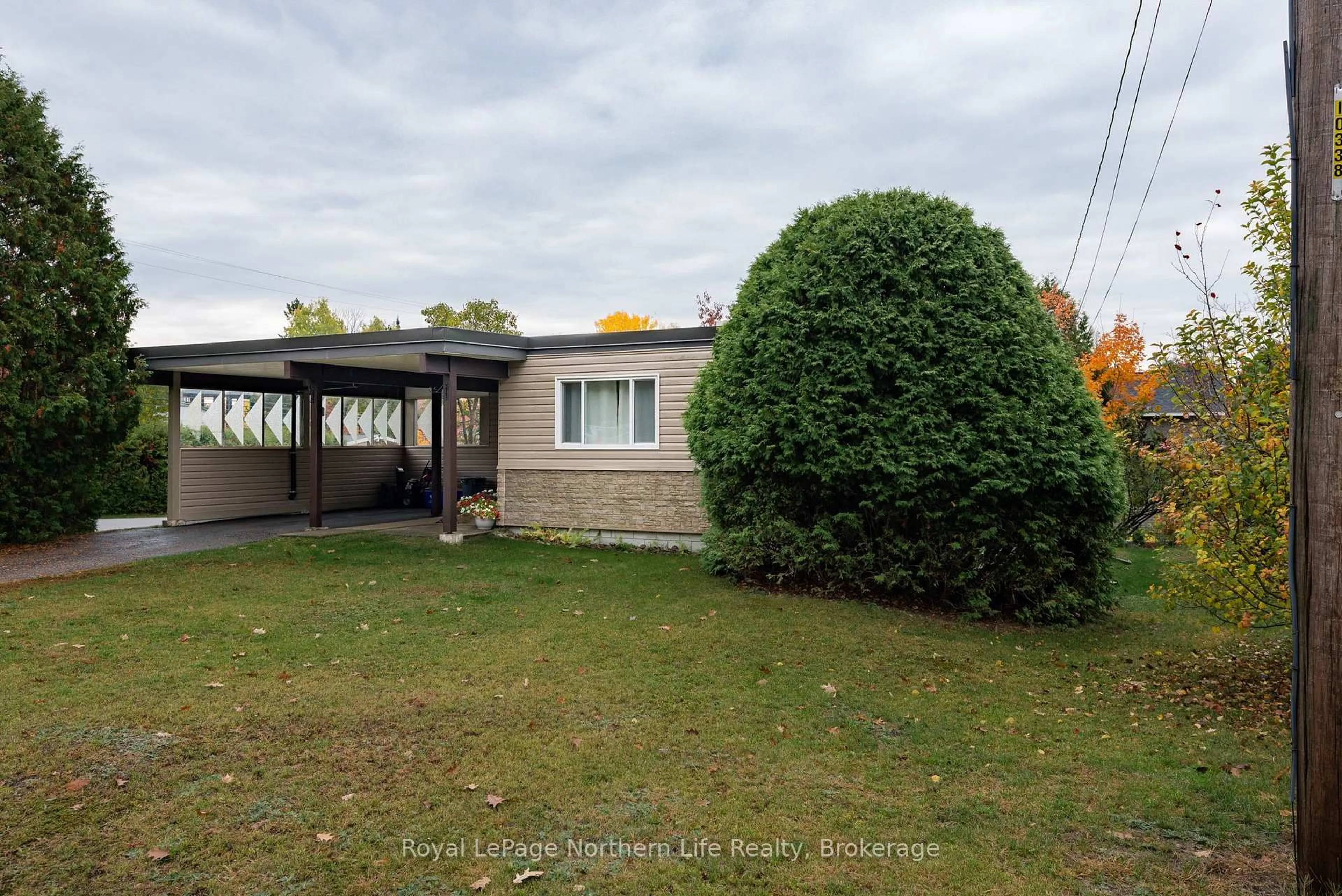 A pic from outside/outdoor area/front of a property/back of a property/a pic from drone, street for 300 Leonard St, North Bay Ontario P1B 5K4