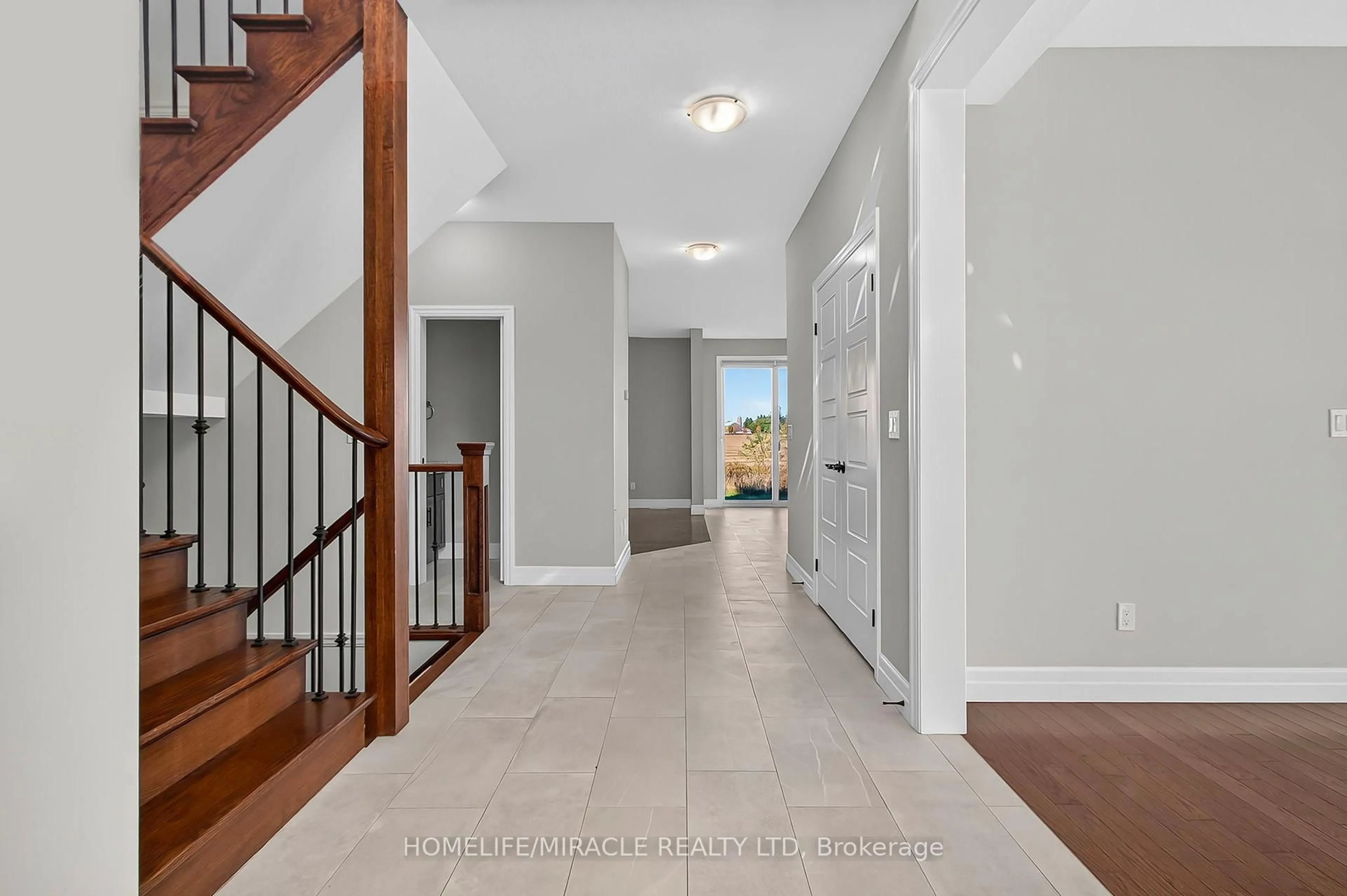 Indoor entryway for 47 BURTON St, East Zorra-Tavistock Ontario N0J 1M0