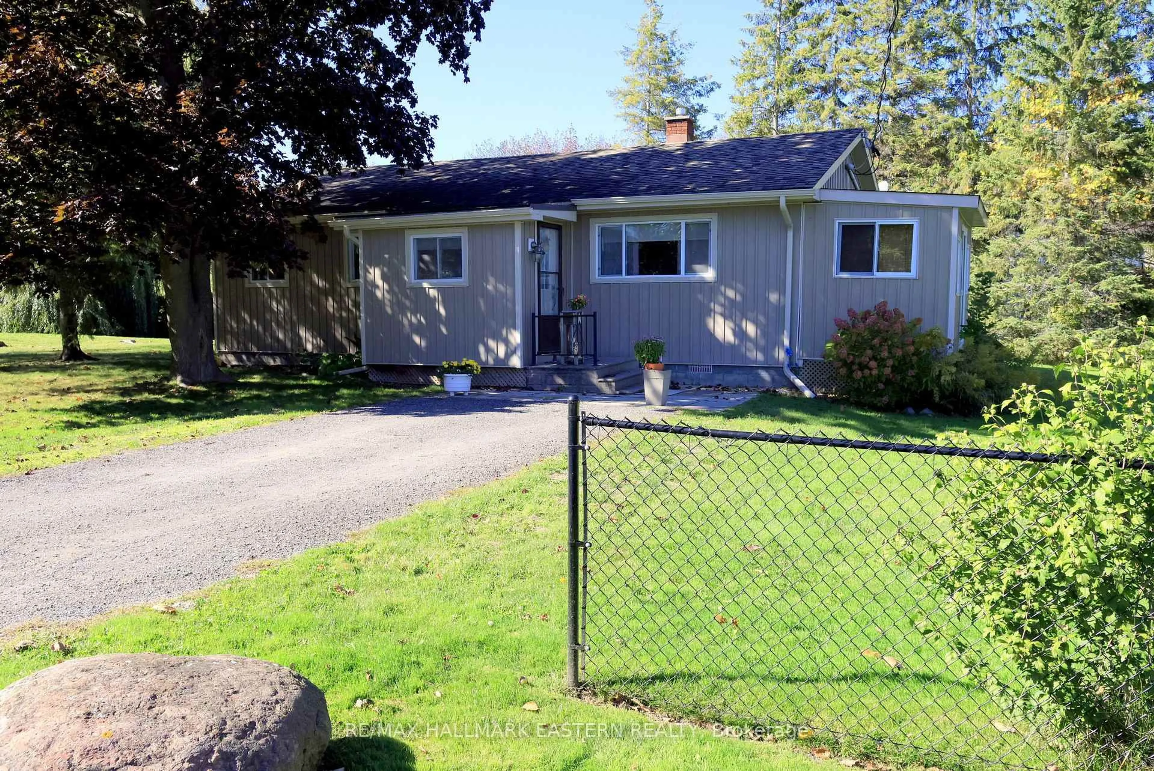 A pic from outside/outdoor area/front of a property/back of a property/a pic from drone, street for 824 Sidney Dr, Selwyn Ontario K0L 1T0