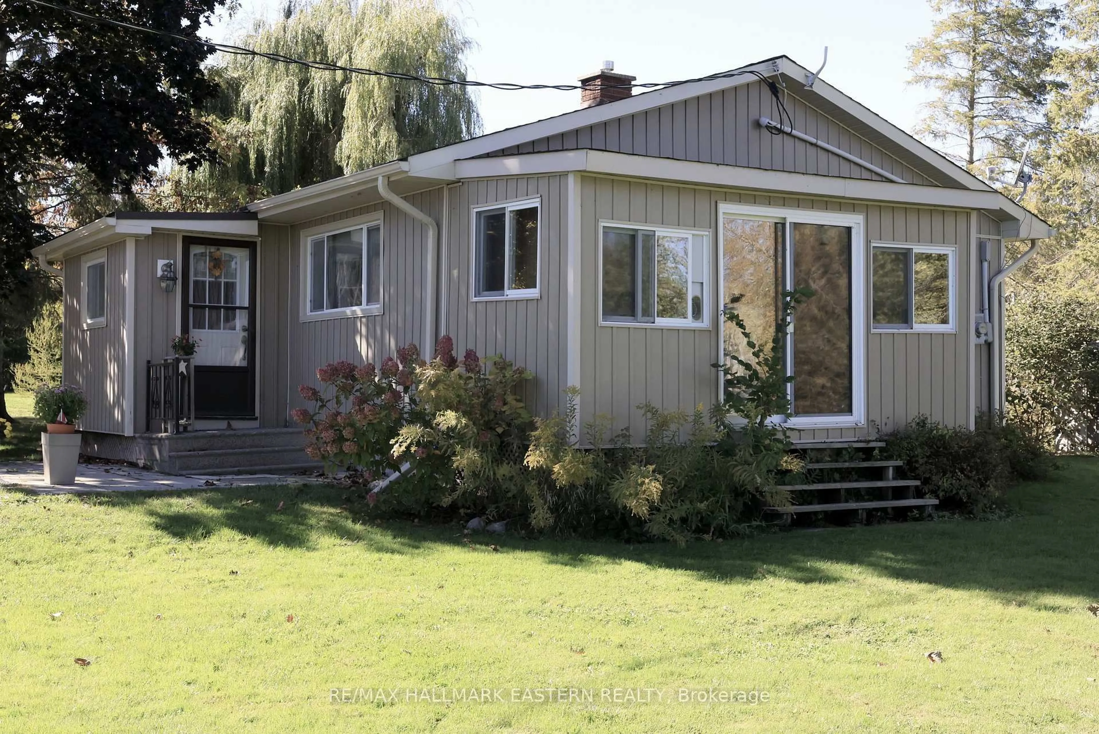 Home with vinyl exterior material, street for 824 Sidney Dr, Selwyn Ontario K0L 1T0