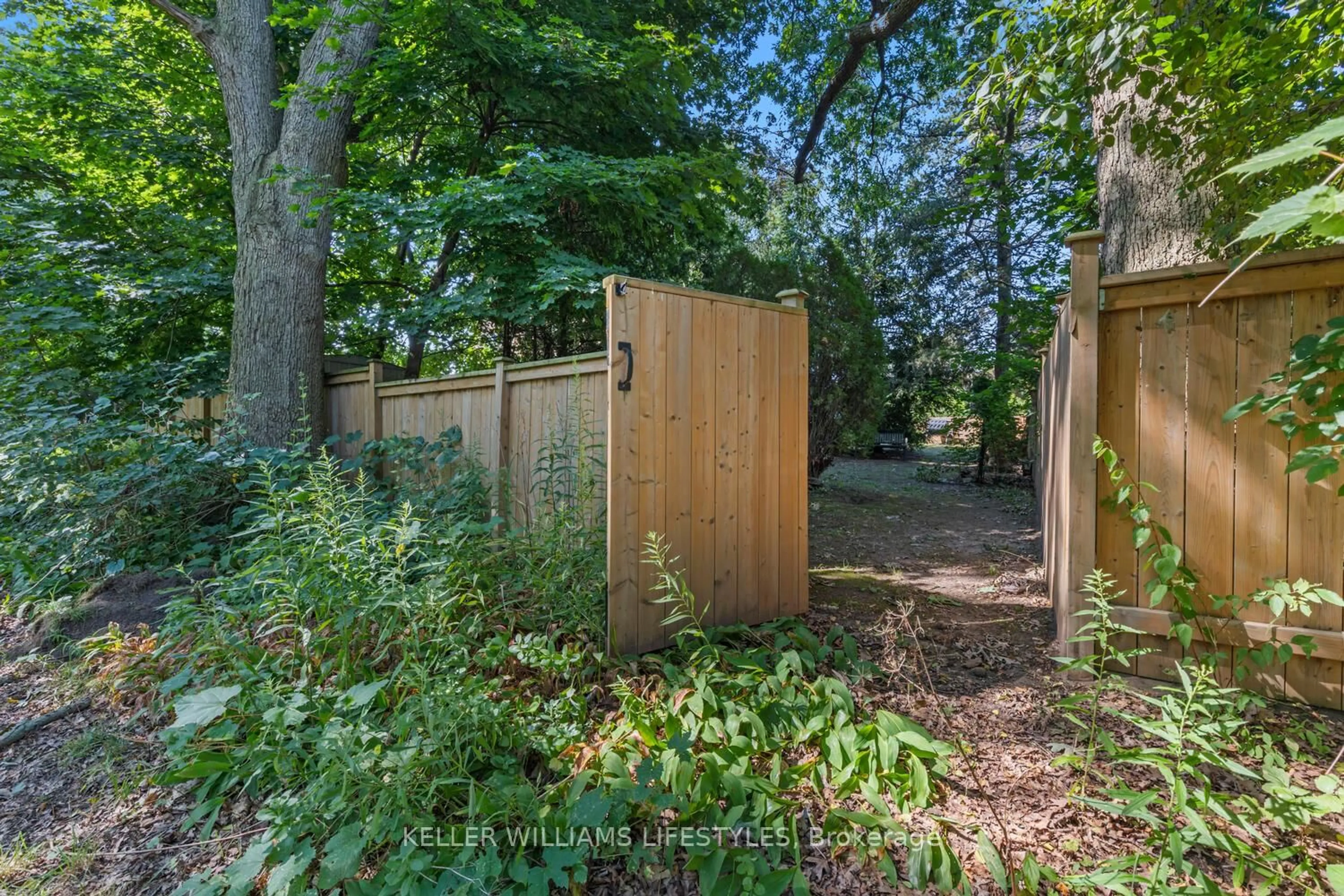 Shed for 1528 Mclarenwood Terr, London East Ontario N5W 1Y1