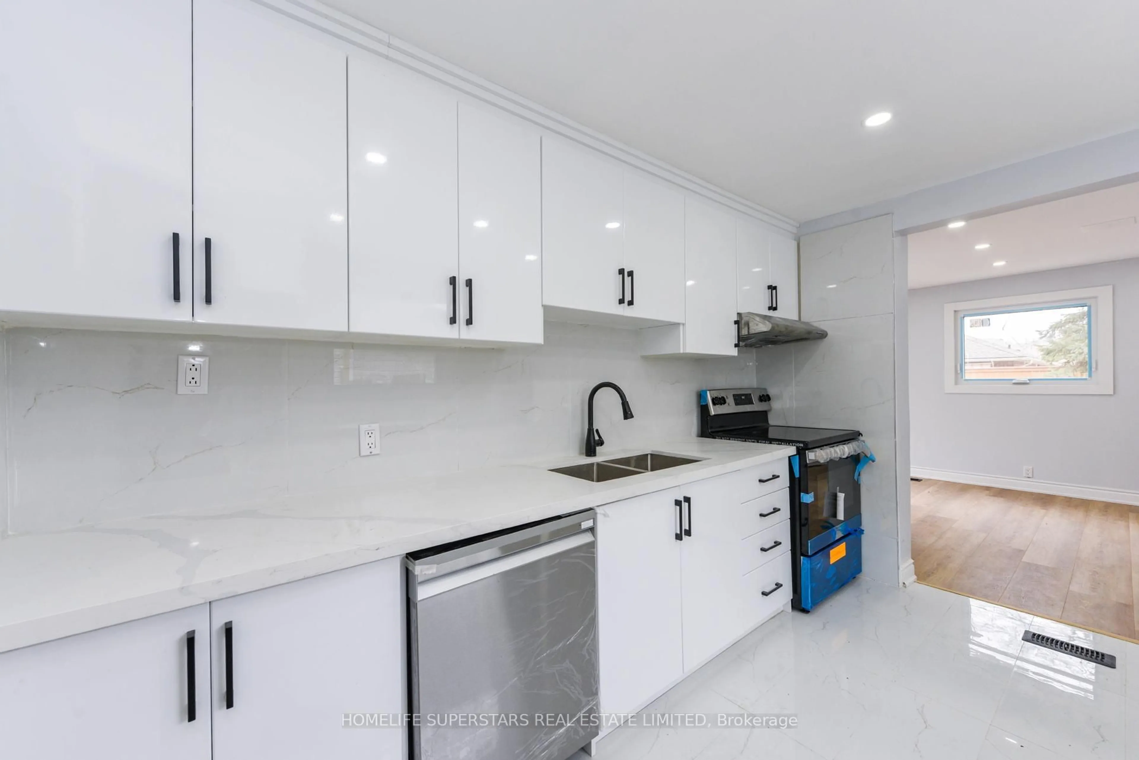 Standard kitchen, ceramic/tile floor for 15 Dover Rd, Welland Ontario L3B 2T7