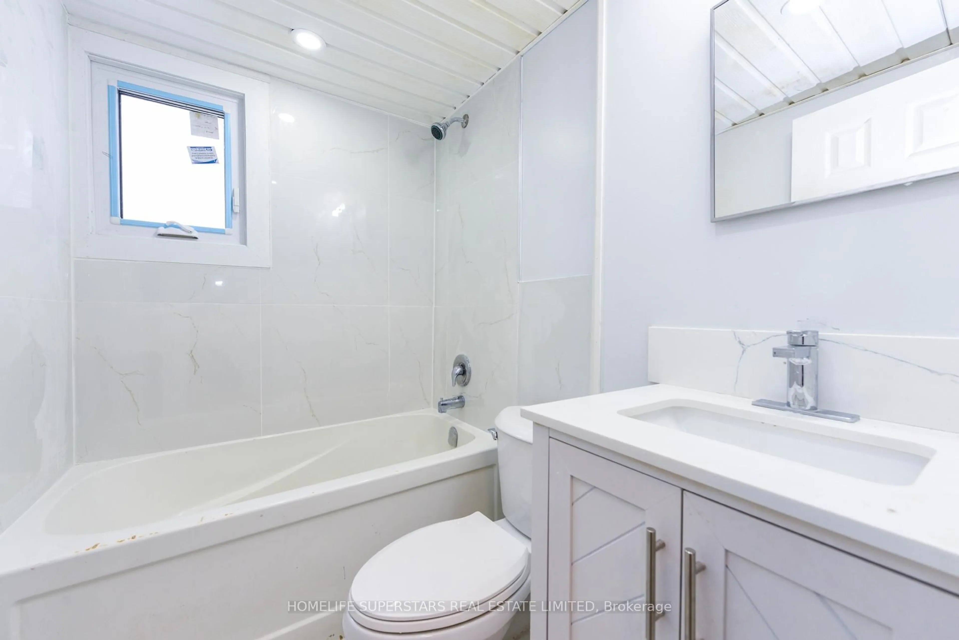Standard bathroom, unknown for 15 Dover Rd, Welland Ontario L3B 2T7