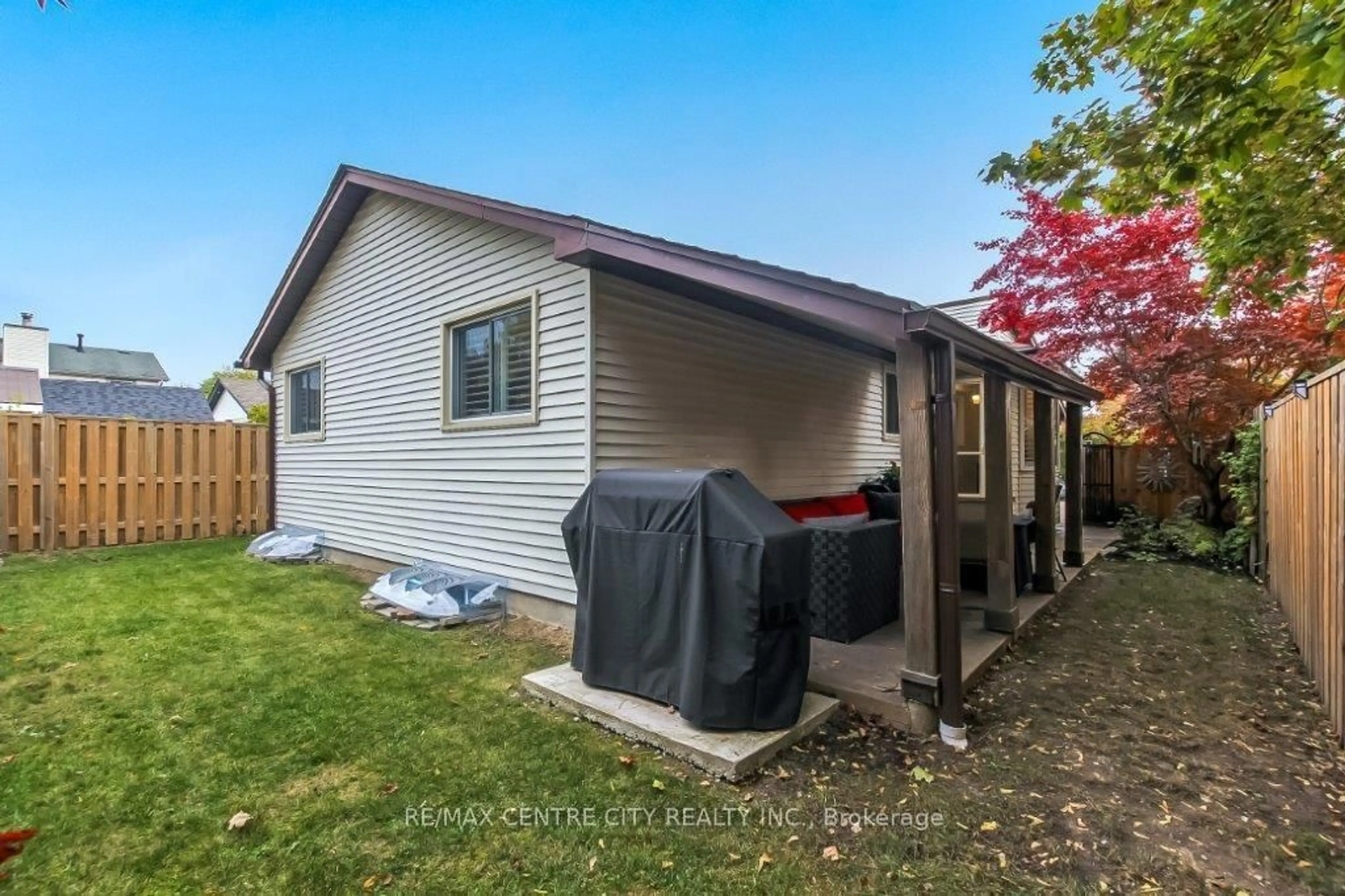 Home with vinyl exterior material, street for 2 Aldersbrook Cres, London North Ontario N6G 3R3