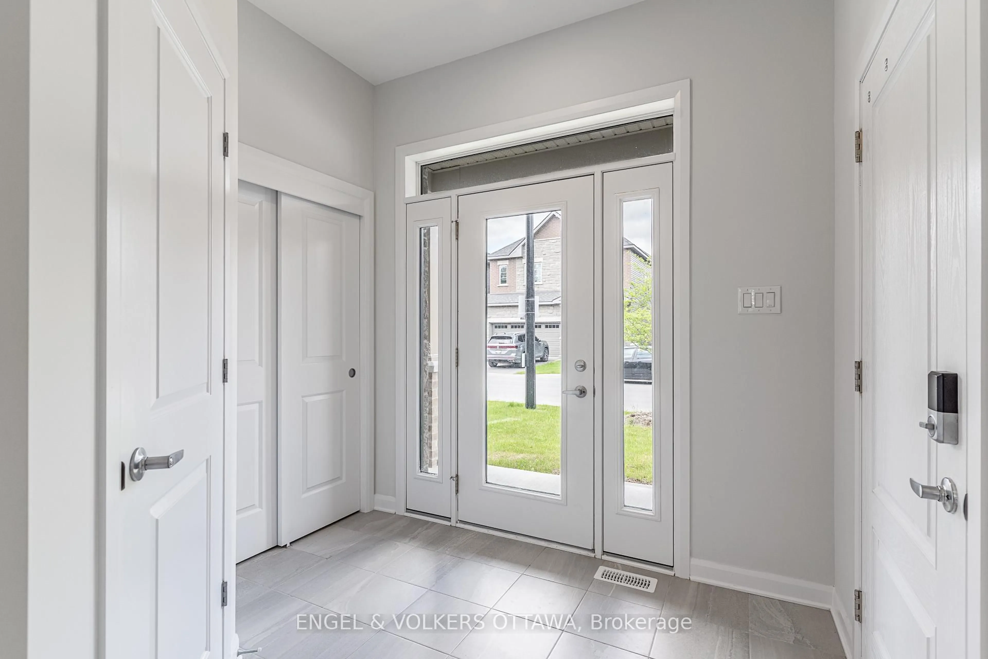Indoor entryway for 333 Elsie Macgill Walk, Kanata Ontario K2W 0K7