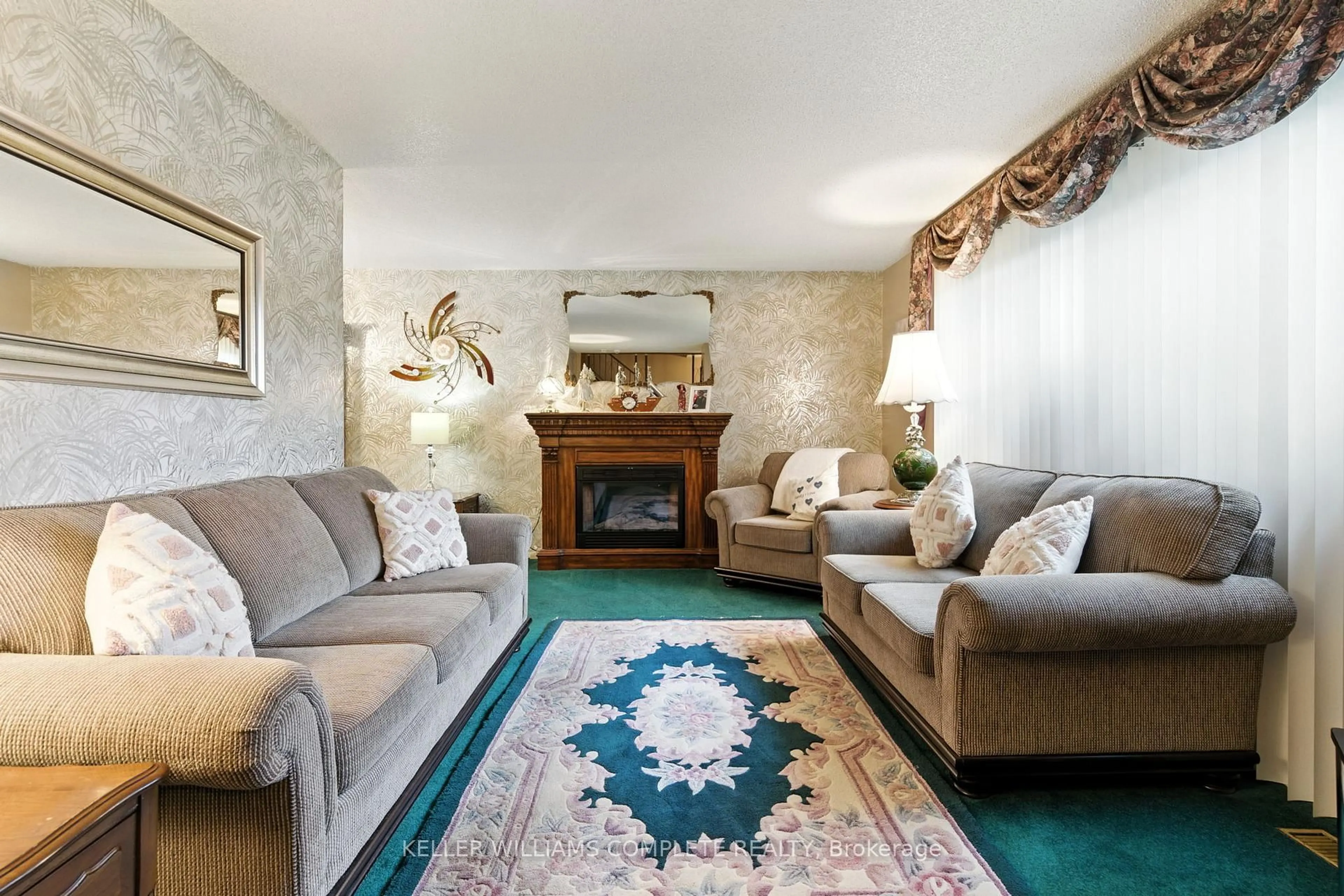 Living room with furniture, carpet floor for 33 Bernard St, Hamilton Ontario L8H 6C8