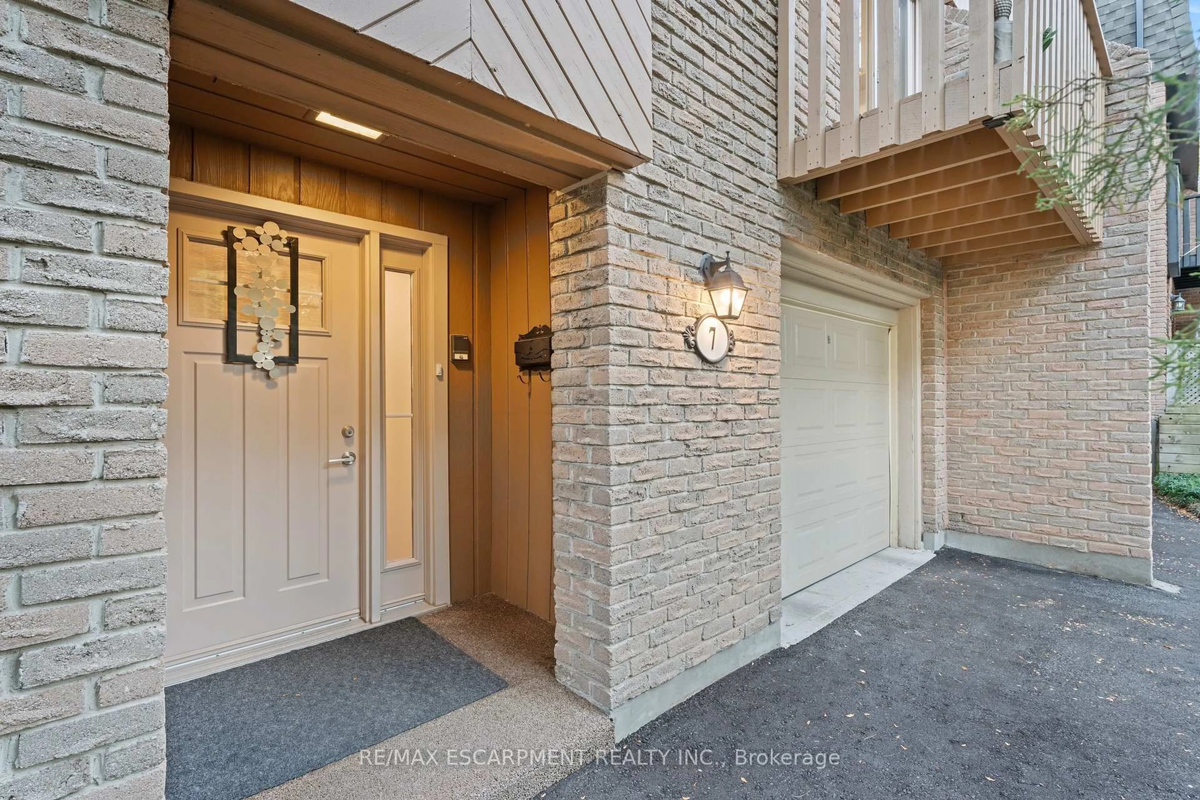 Indoor entryway for 1967 Main St #7, Hamilton Ontario L8S 4P4