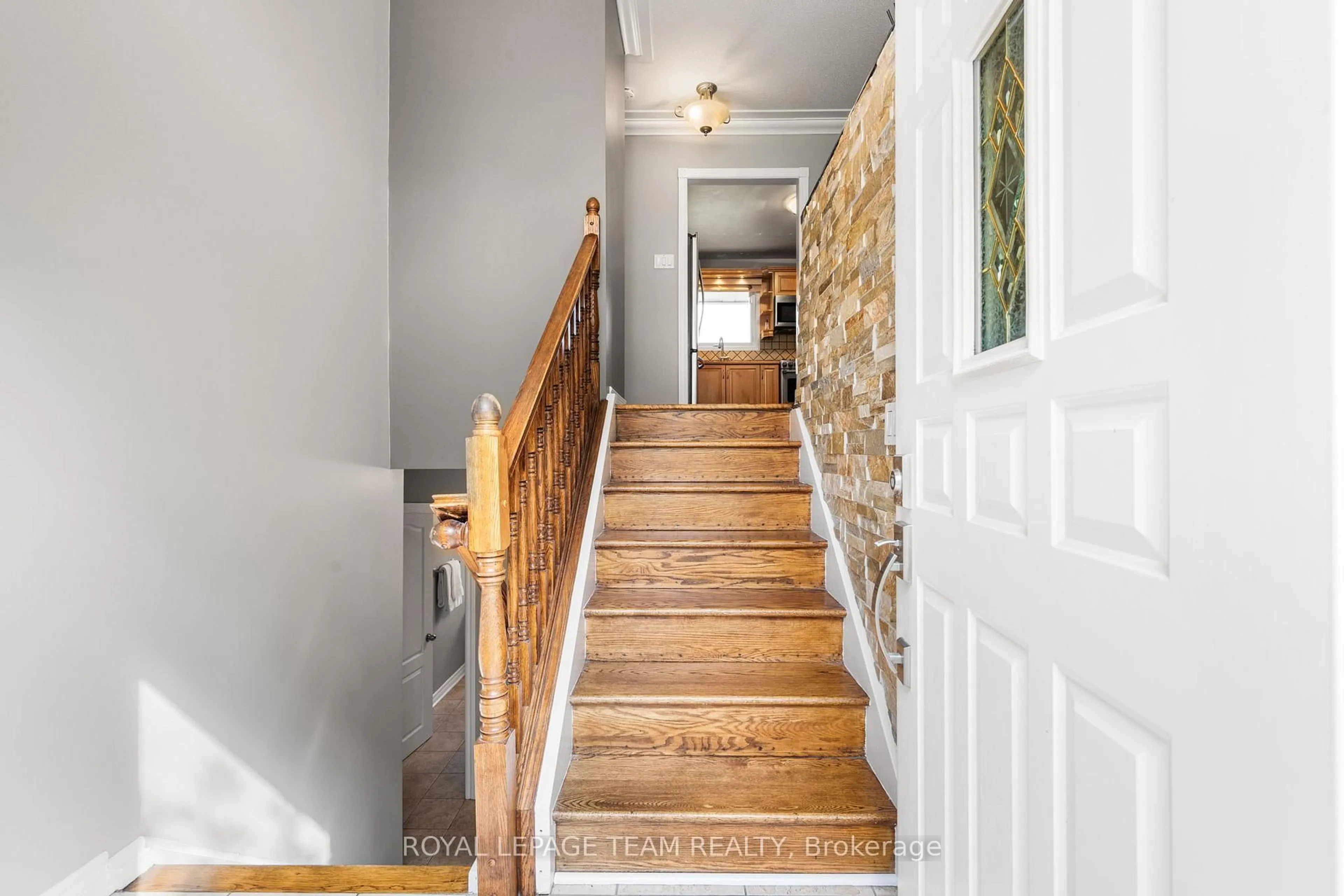 Indoor entryway for 2001 Bel-Air Dr, Ottawa Ontario K2C 0X1