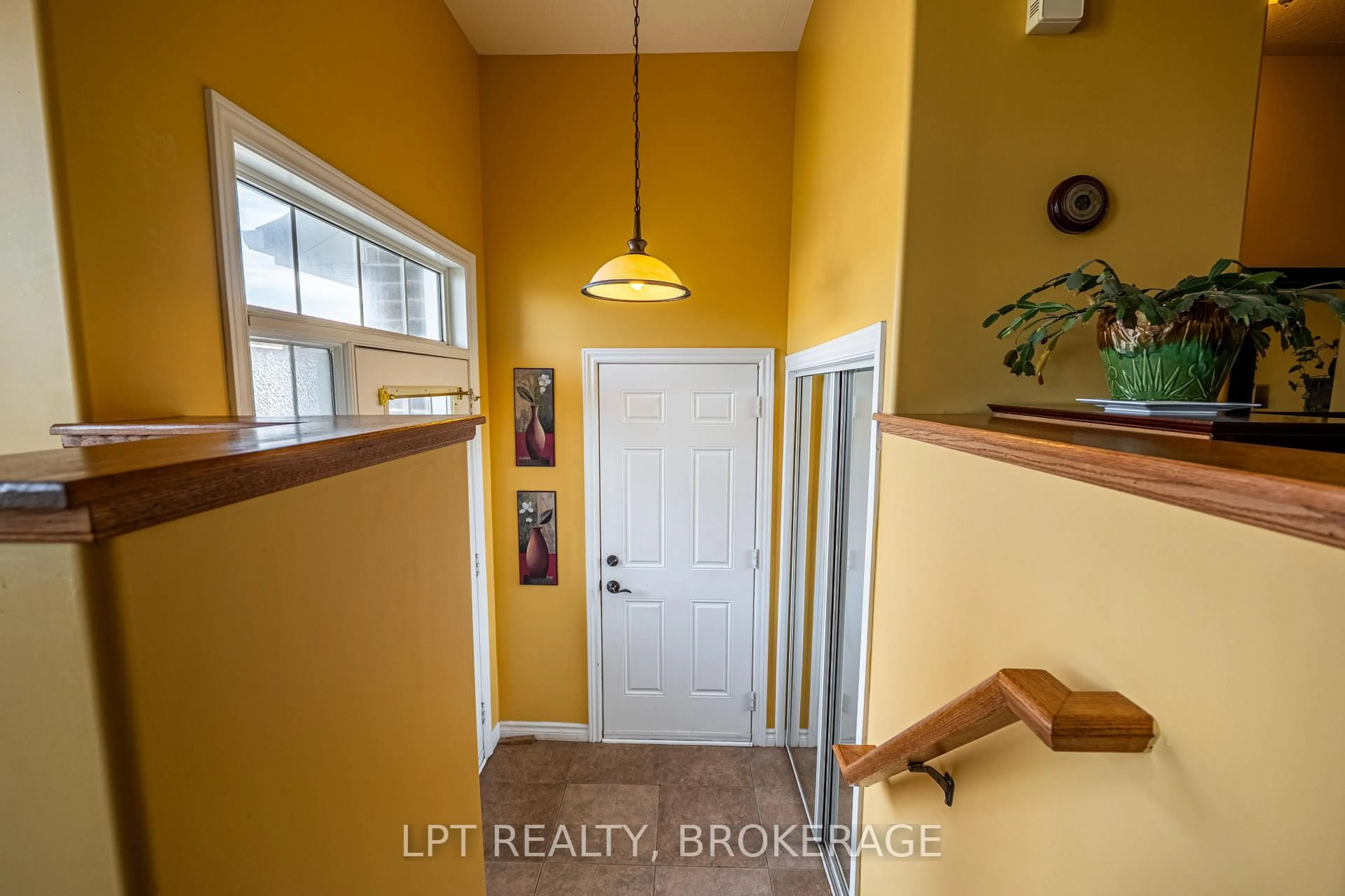 Indoor entryway for 2073 Swanfield St, Kingston Ontario K7M 0A9