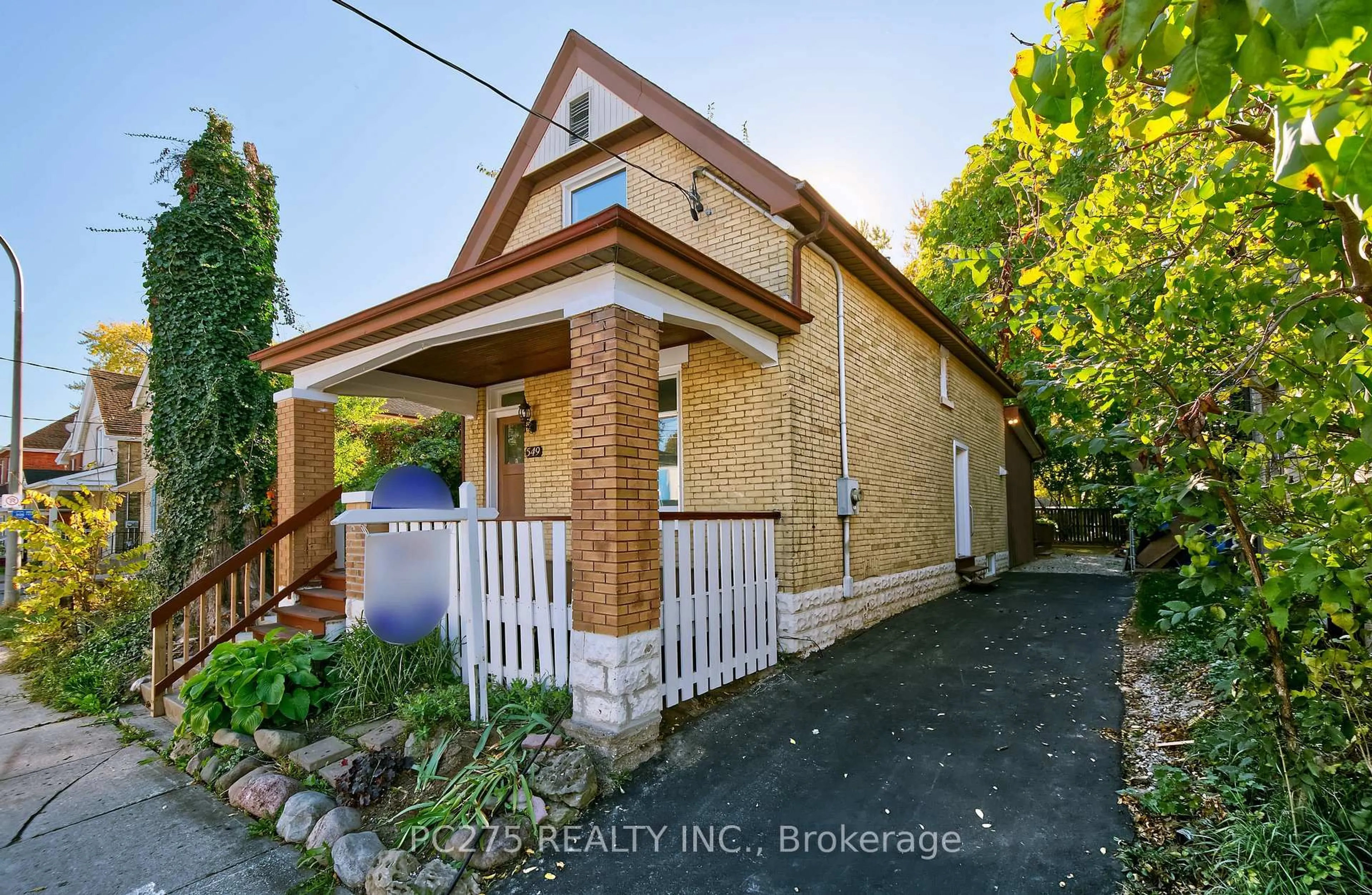 A pic from outside/outdoor area/front of a property/back of a property/a pic from drone, building for 549 Quebec St, London East Ontario N5W 3Y9