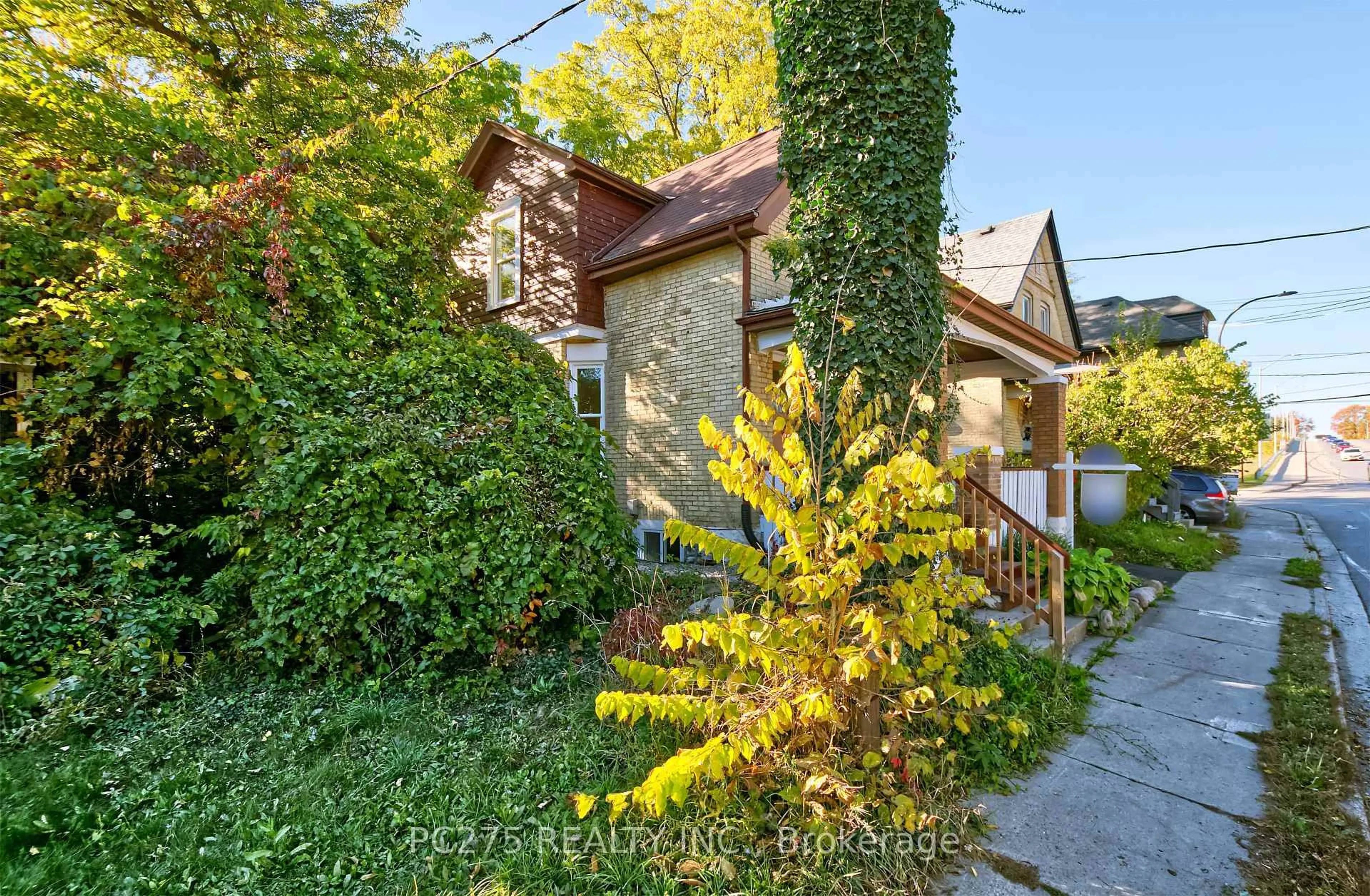 Patio, street for 549 Quebec St, London East Ontario N5W 3Y9