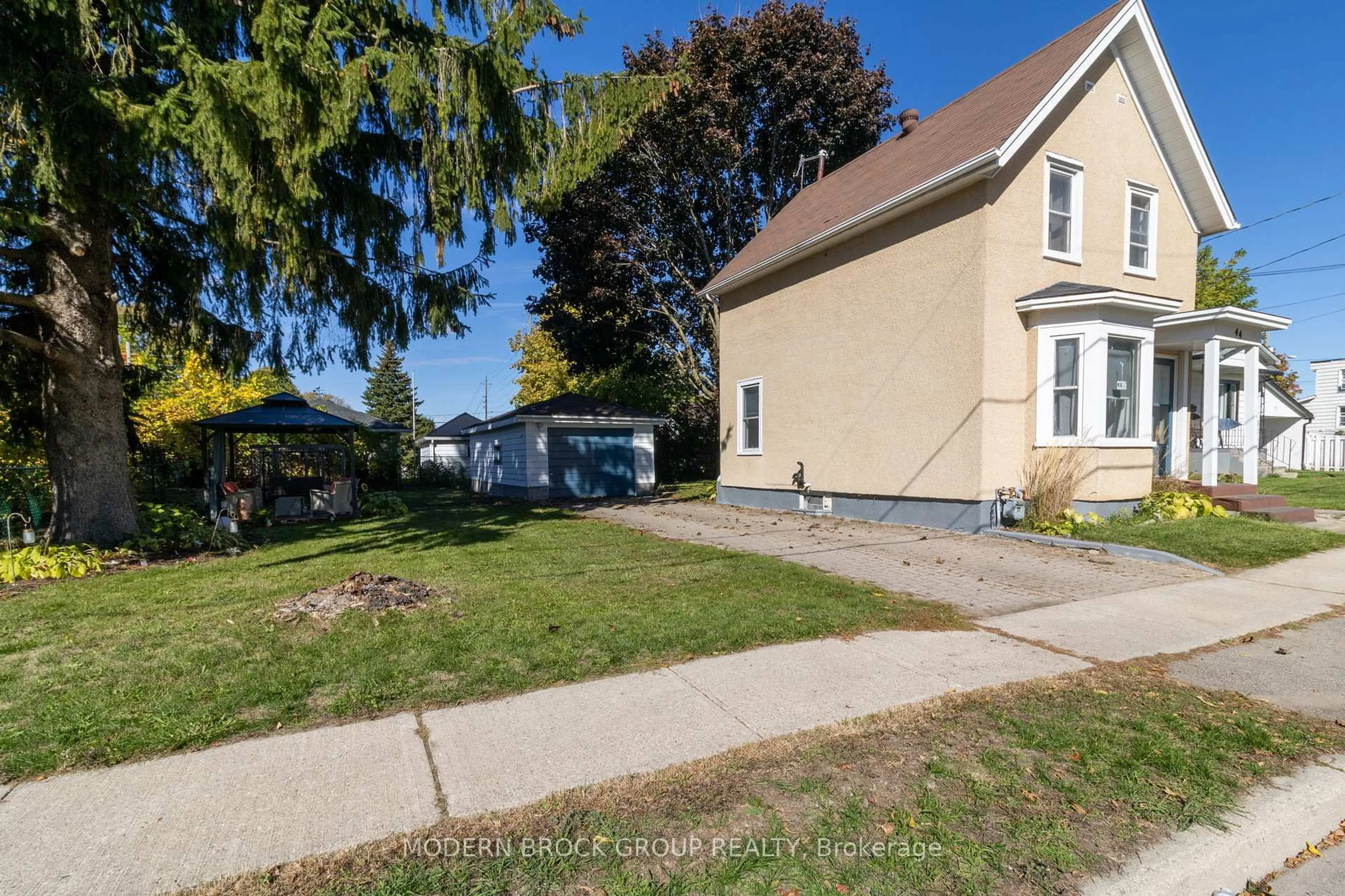 A pic from outside/outdoor area/front of a property/back of a property/a pic from drone, street for 44 Havelock St, Brockville Ontario K6V 4M1