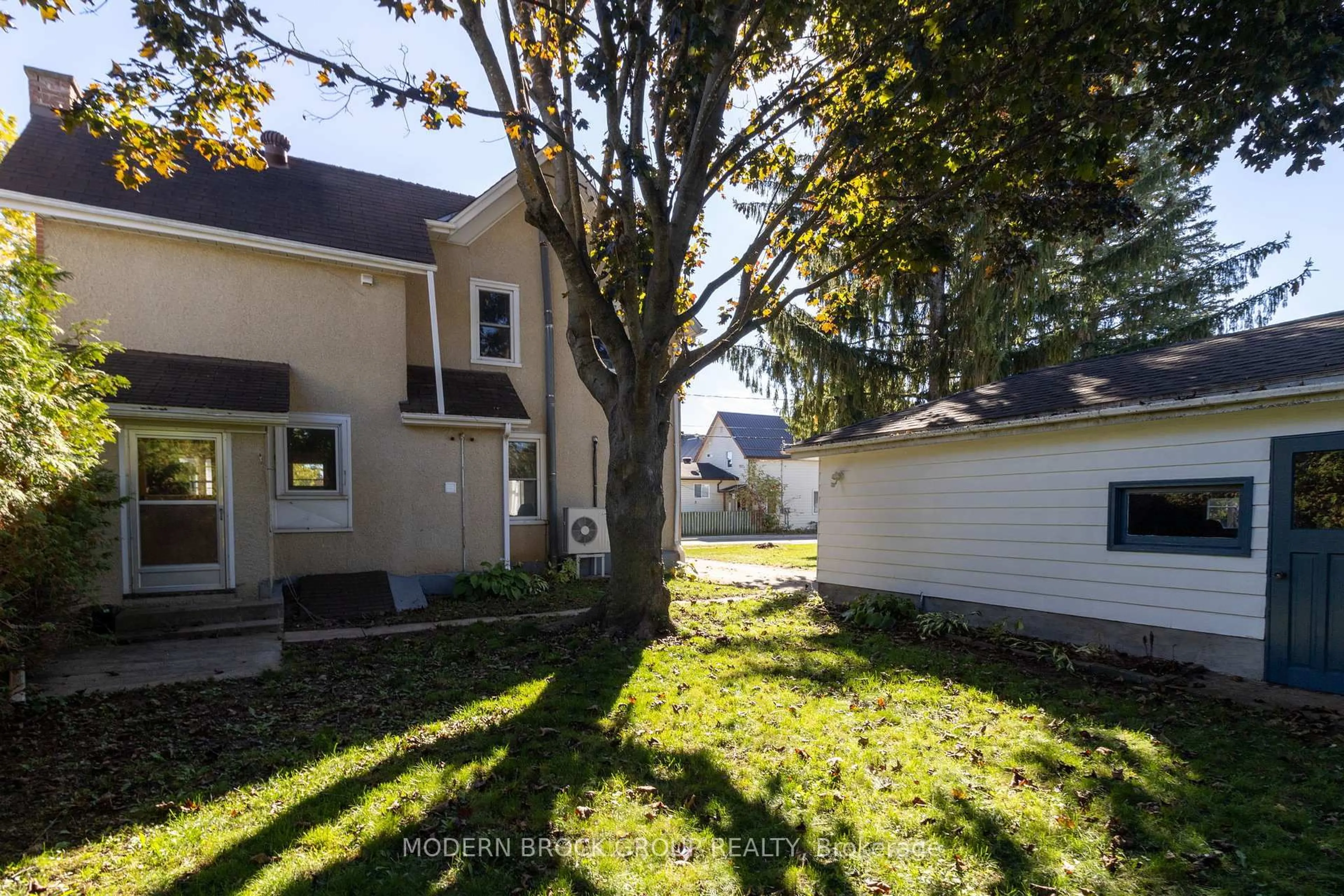 A pic from outside/outdoor area/front of a property/back of a property/a pic from drone, street for 44 Havelock St, Brockville Ontario K6V 4M1