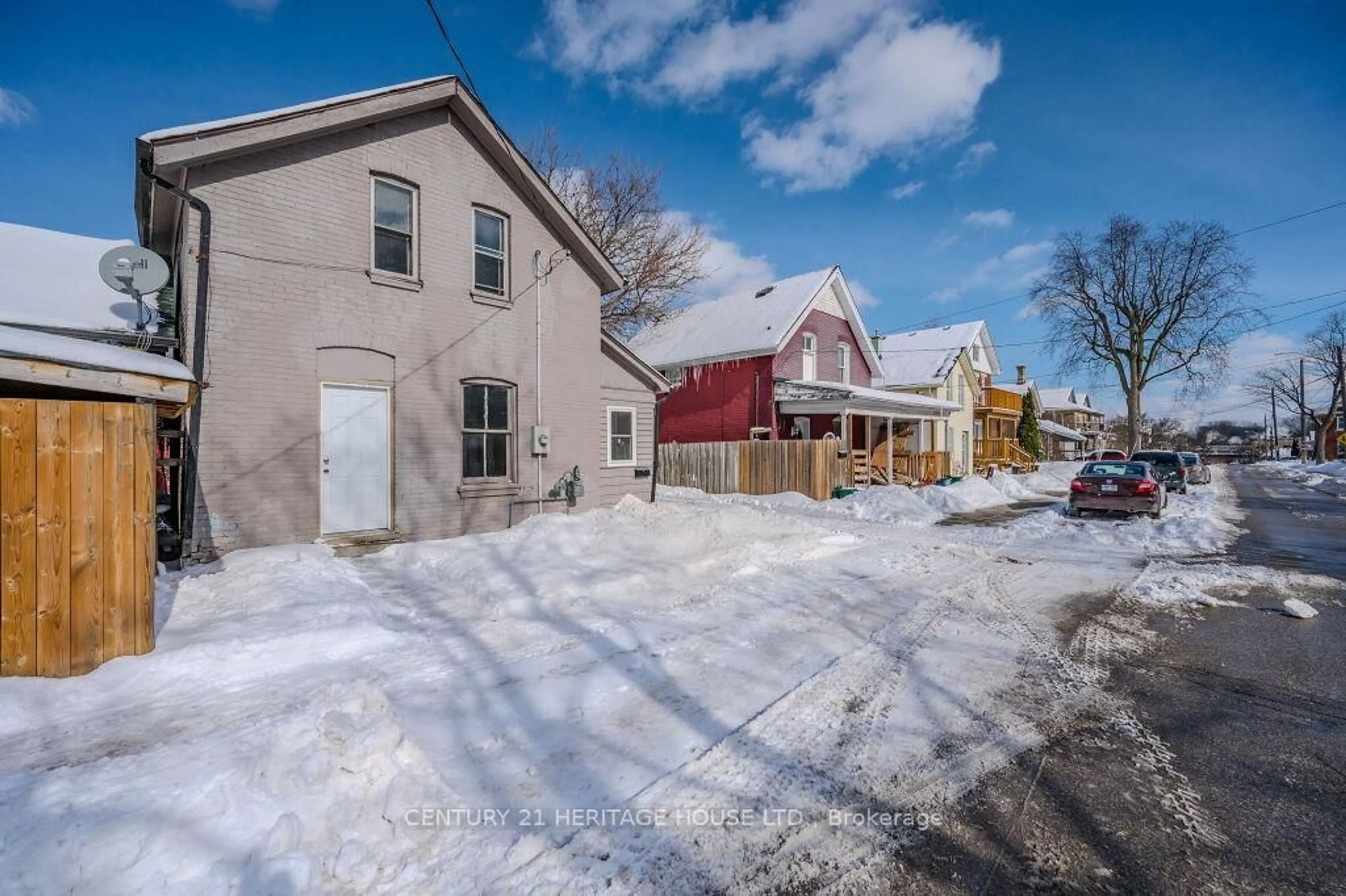 A pic from outside/outdoor area/front of a property/back of a property/a pic from drone, street for 39 Park Ave, Brantford Ontario N3S 5H2