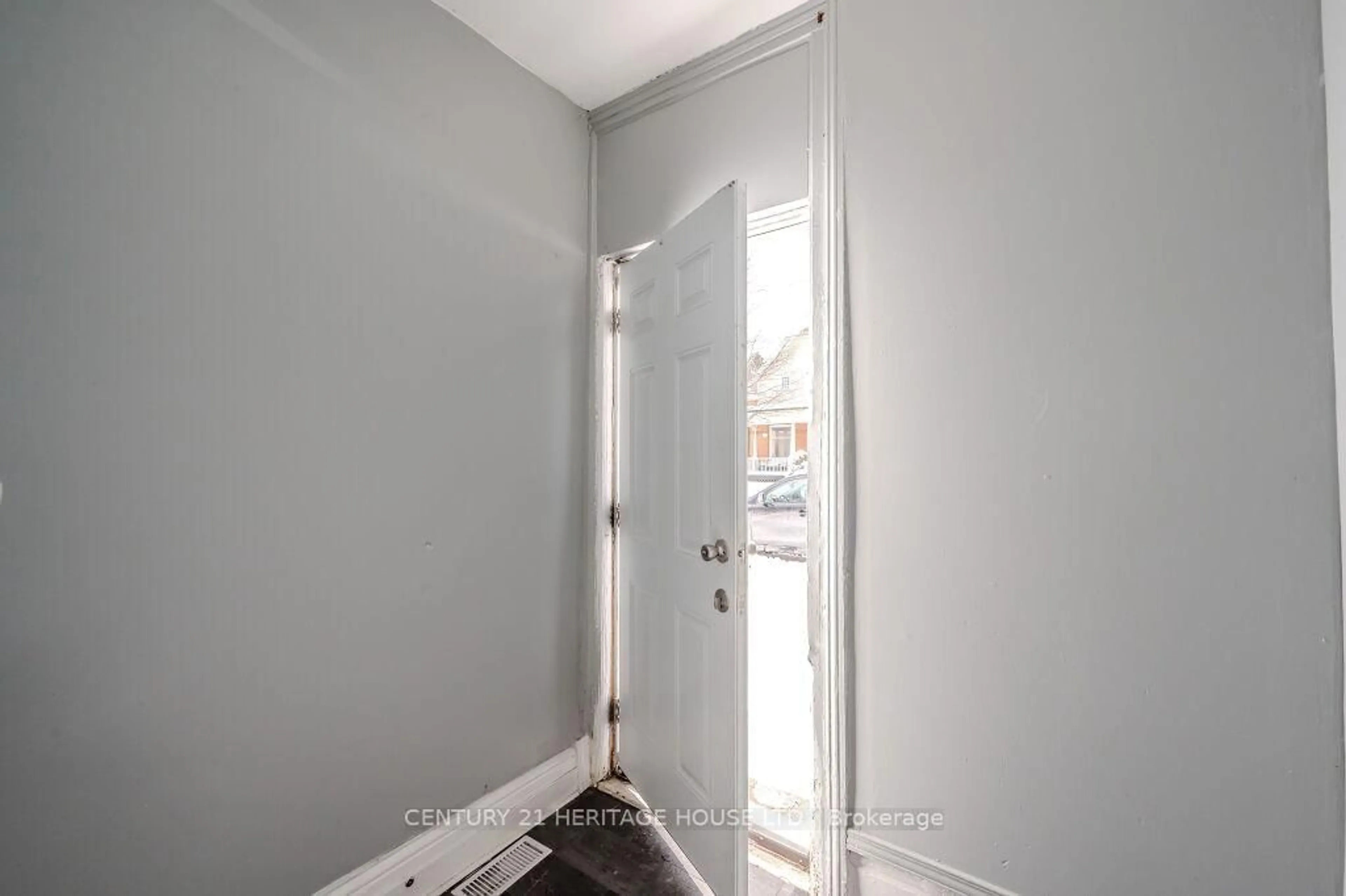 Indoor entryway for 39 Park Ave, Brantford Ontario N3S 5H2
