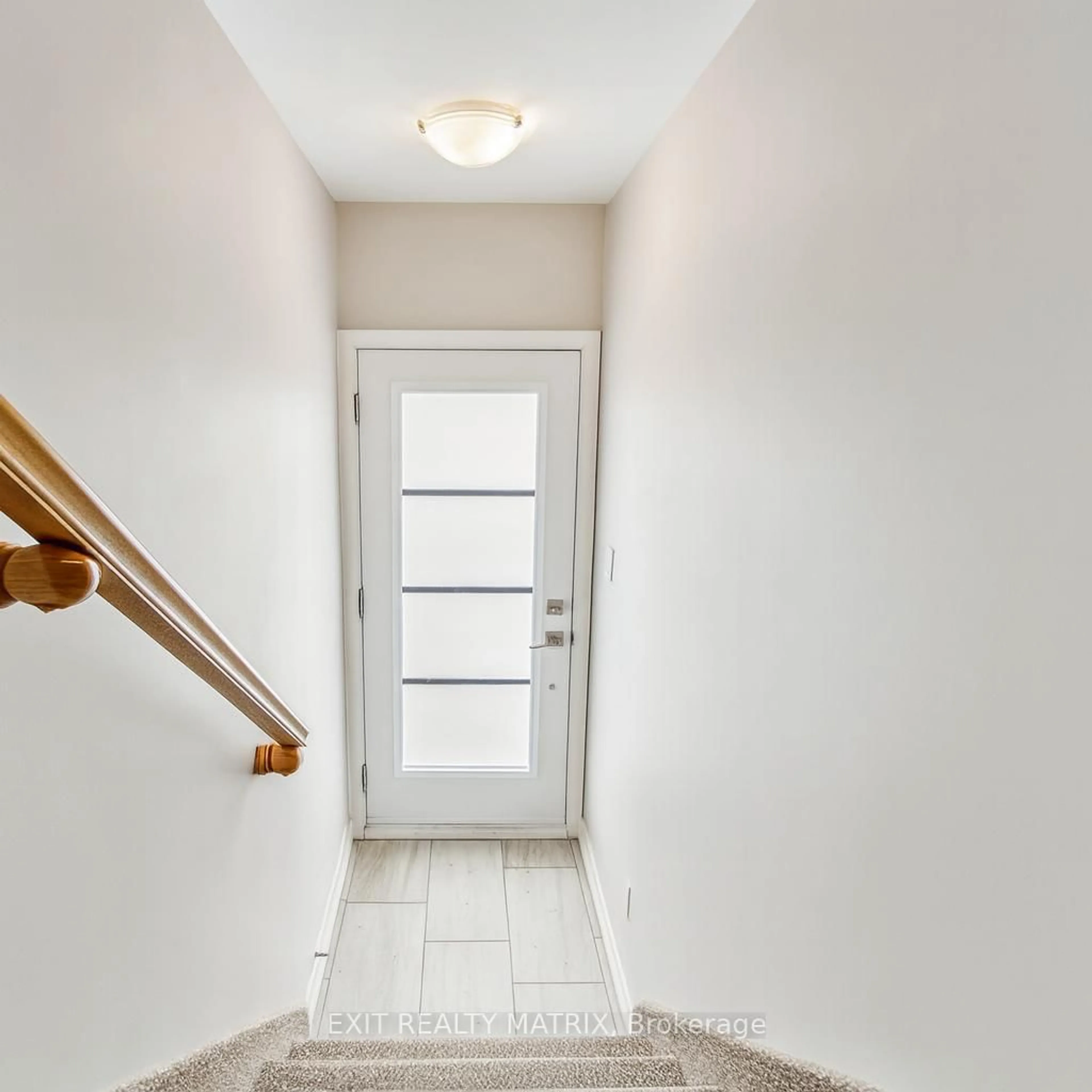 Indoor entryway for 99 St Moritz Tr #410, Russell Ontario K0A 1W0