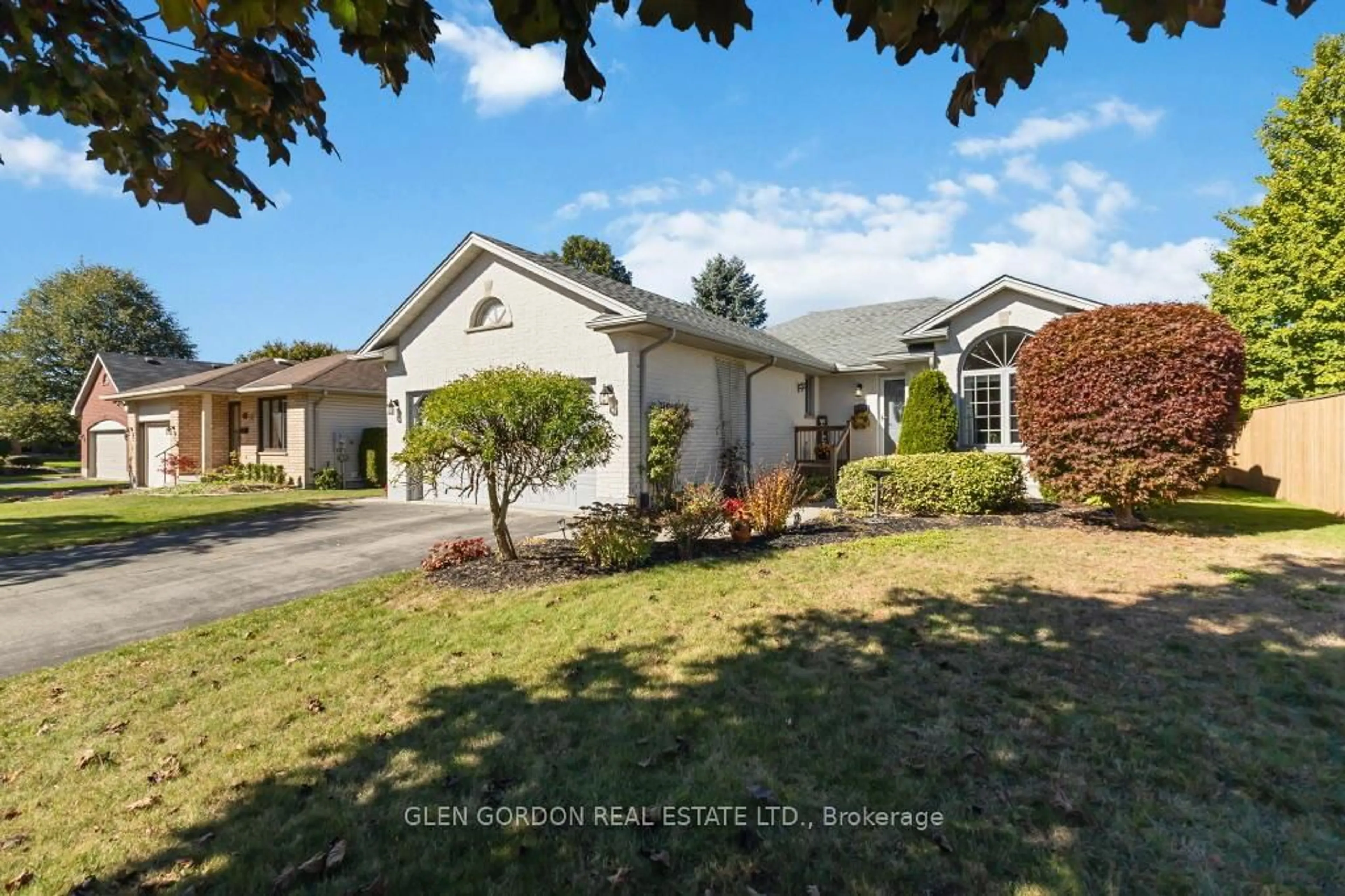 A pic from outside/outdoor area/front of a property/back of a property/a pic from drone, street for 71 Parkview Cres, Strathroy-Caradoc Ontario N7G 4A9