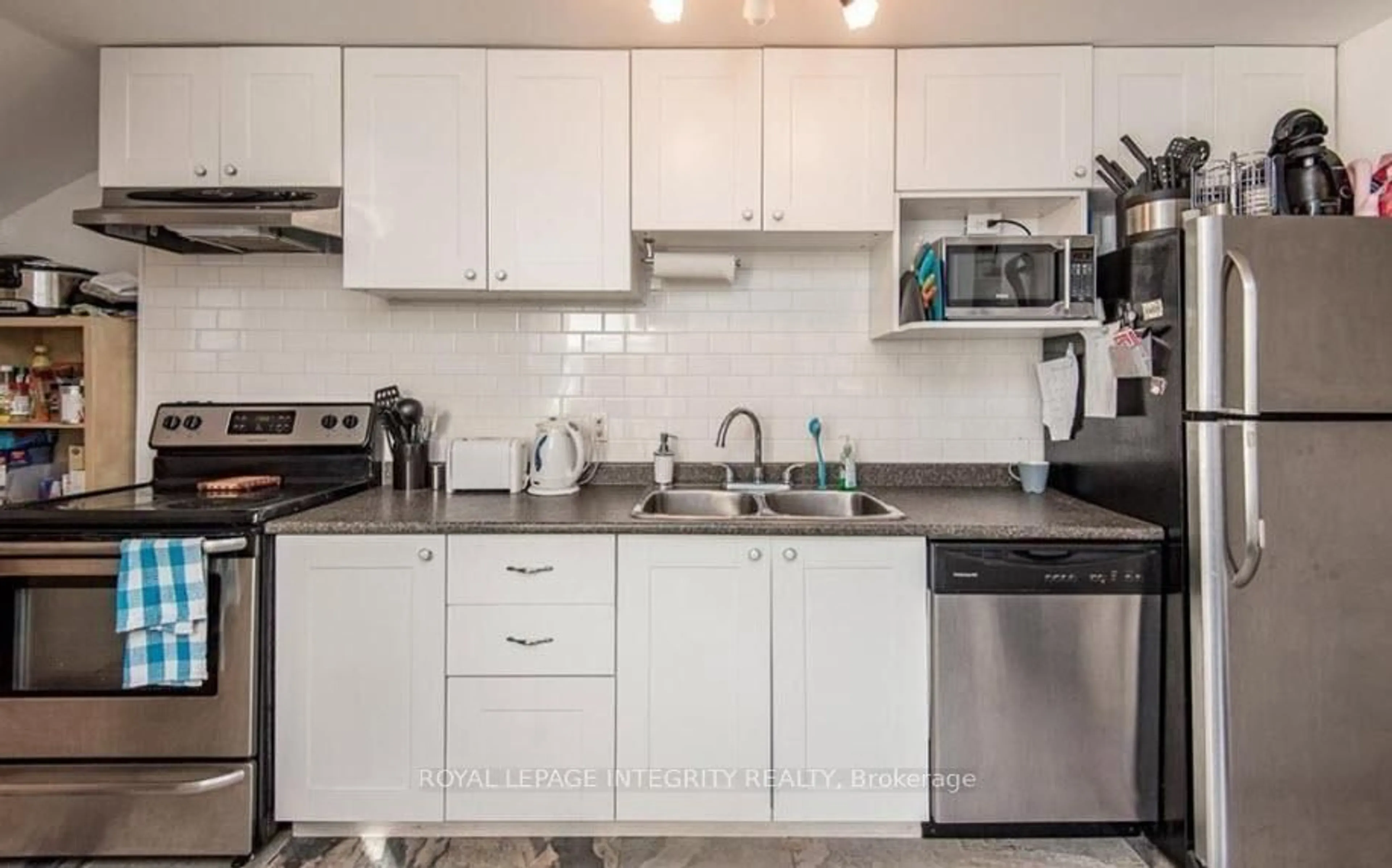 Standard kitchen, ceramic/tile floor for 521 CHAPEL St, Ottawa Ontario K1N 8A1