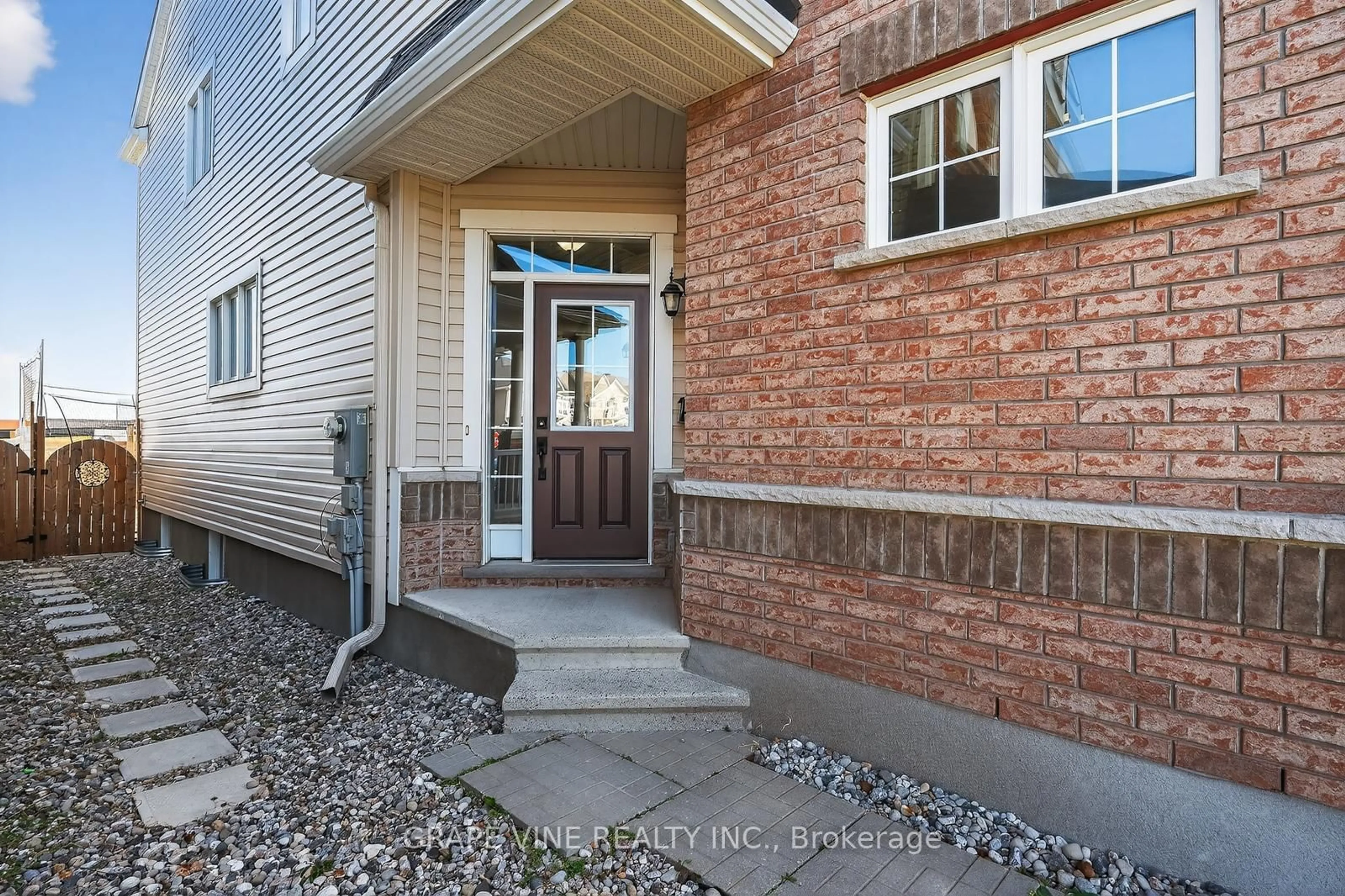 Indoor entryway for 72 Remora Way, Ottawa Ontario K2J 6H4