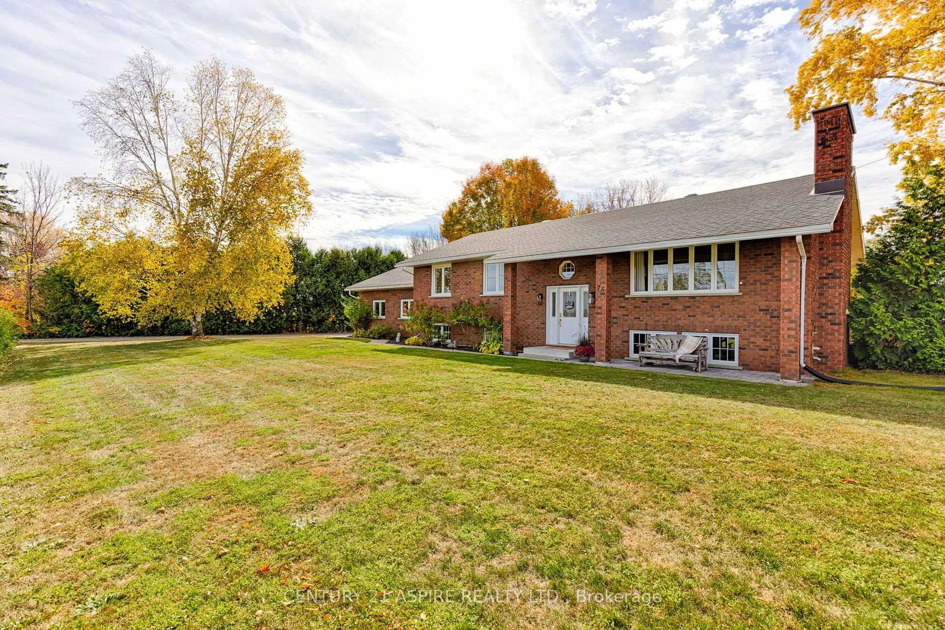 A pic from outside/outdoor area/front of a property/back of a property/a pic from drone, street for 75 Pembroke St, Cobden Ontario K0J 1K0