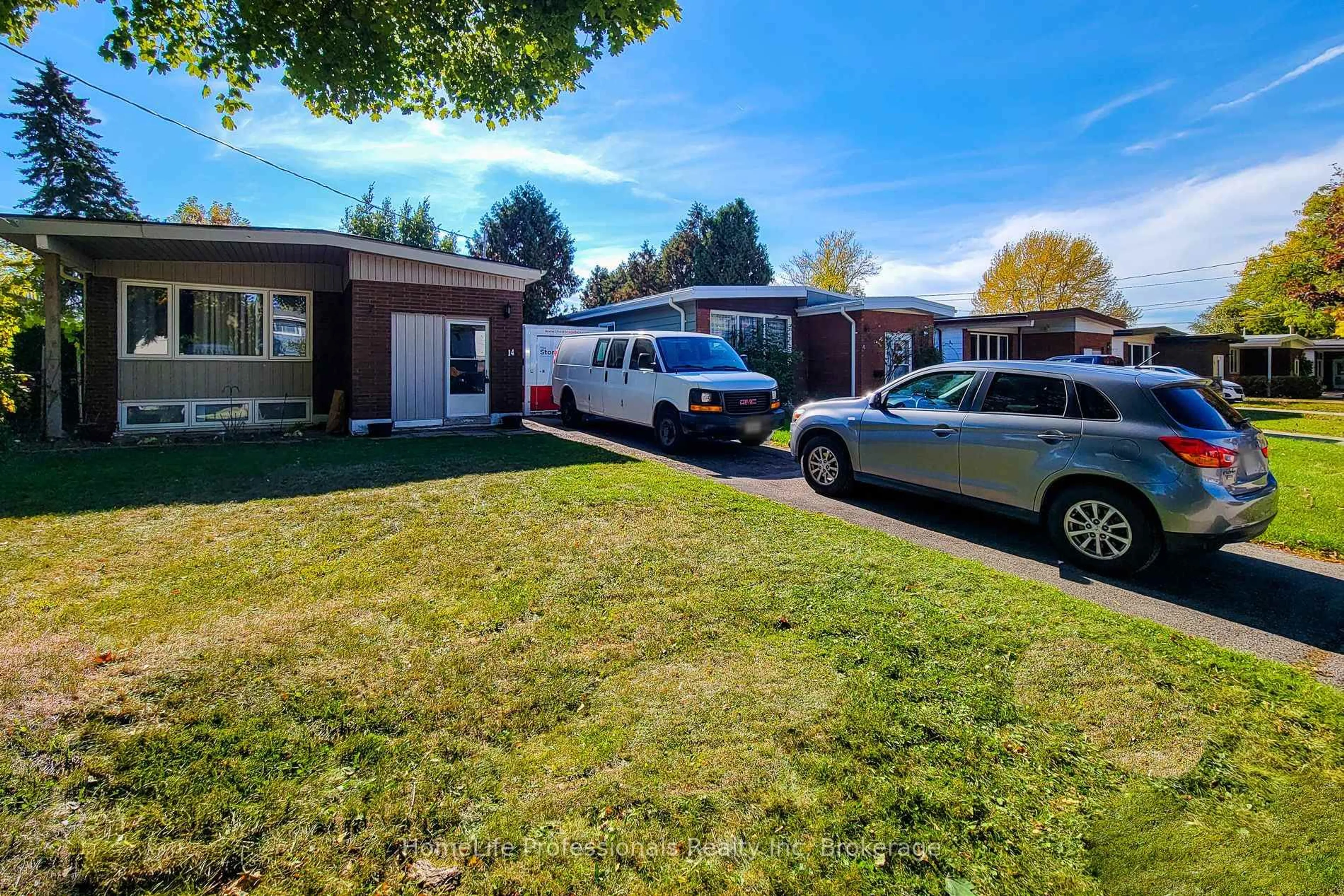 A pic from outside/outdoor area/front of a property/back of a property/a pic from drone, street for 14 Ronaldshay Ave, Hamilton Ontario L9A 3B1