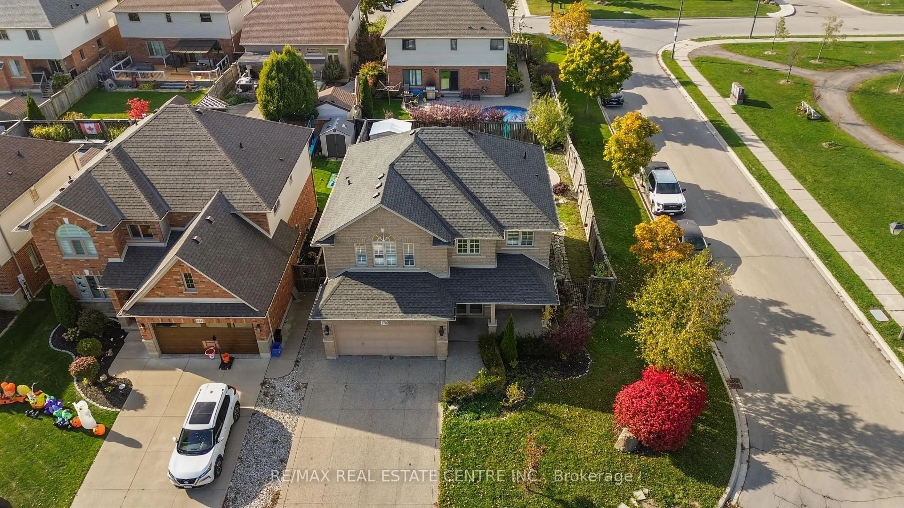 A pic from outside/outdoor area/front of a property/back of a property/a pic from drone, street for 170 Southbrook Dr, Hamilton Ontario L0R 1C0
