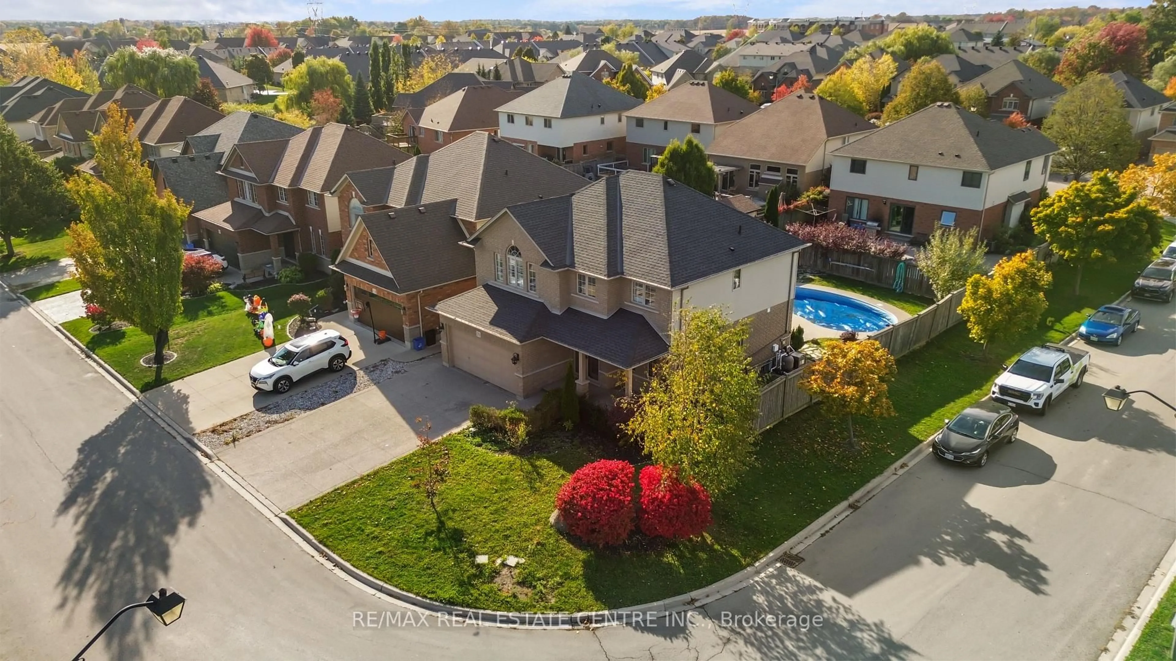 A pic from outside/outdoor area/front of a property/back of a property/a pic from drone, street for 170 Southbrook Dr, Hamilton Ontario L0R 1C0
