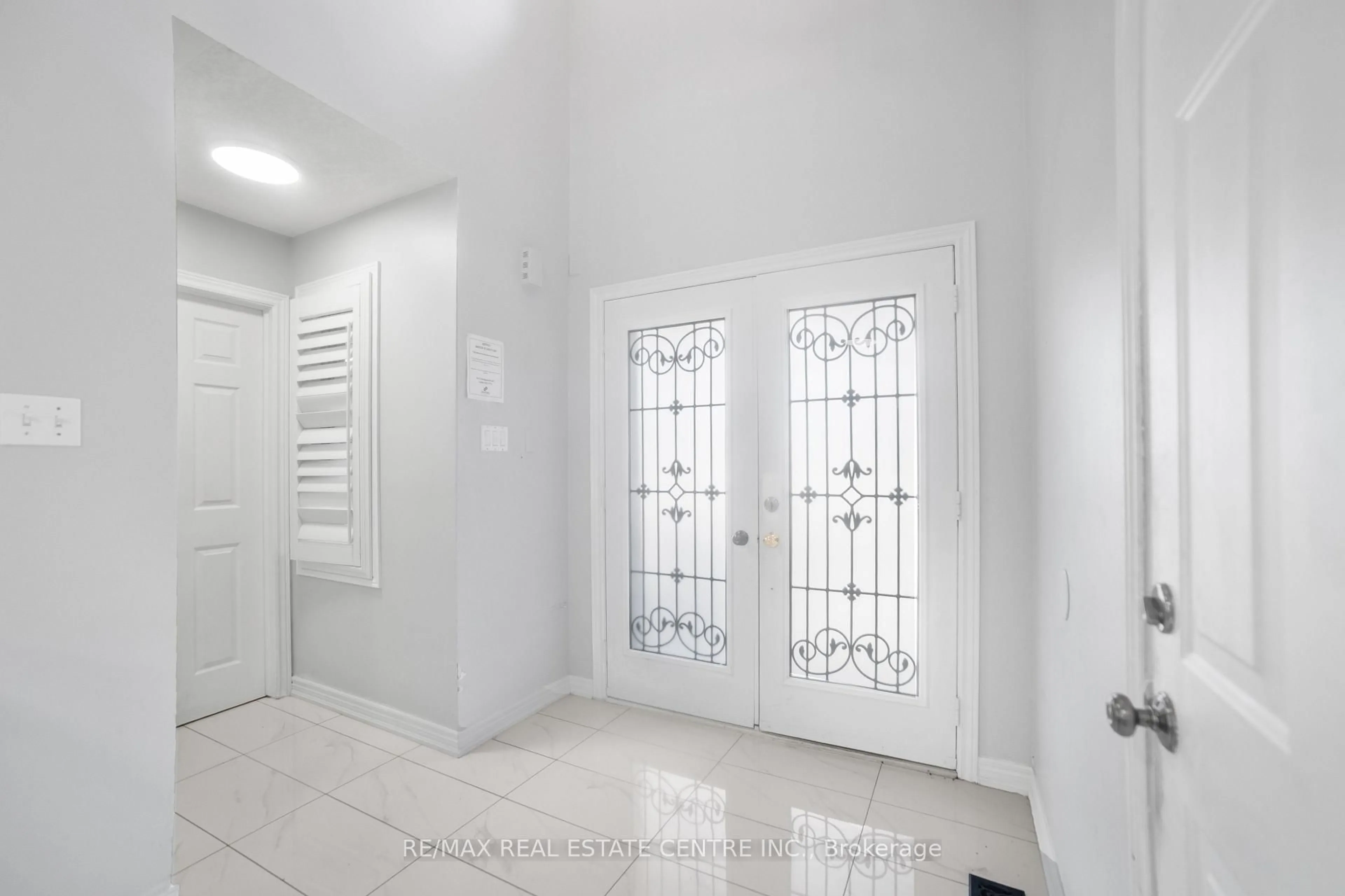 Indoor entryway for 170 Southbrook Dr, Hamilton Ontario L0R 1C0