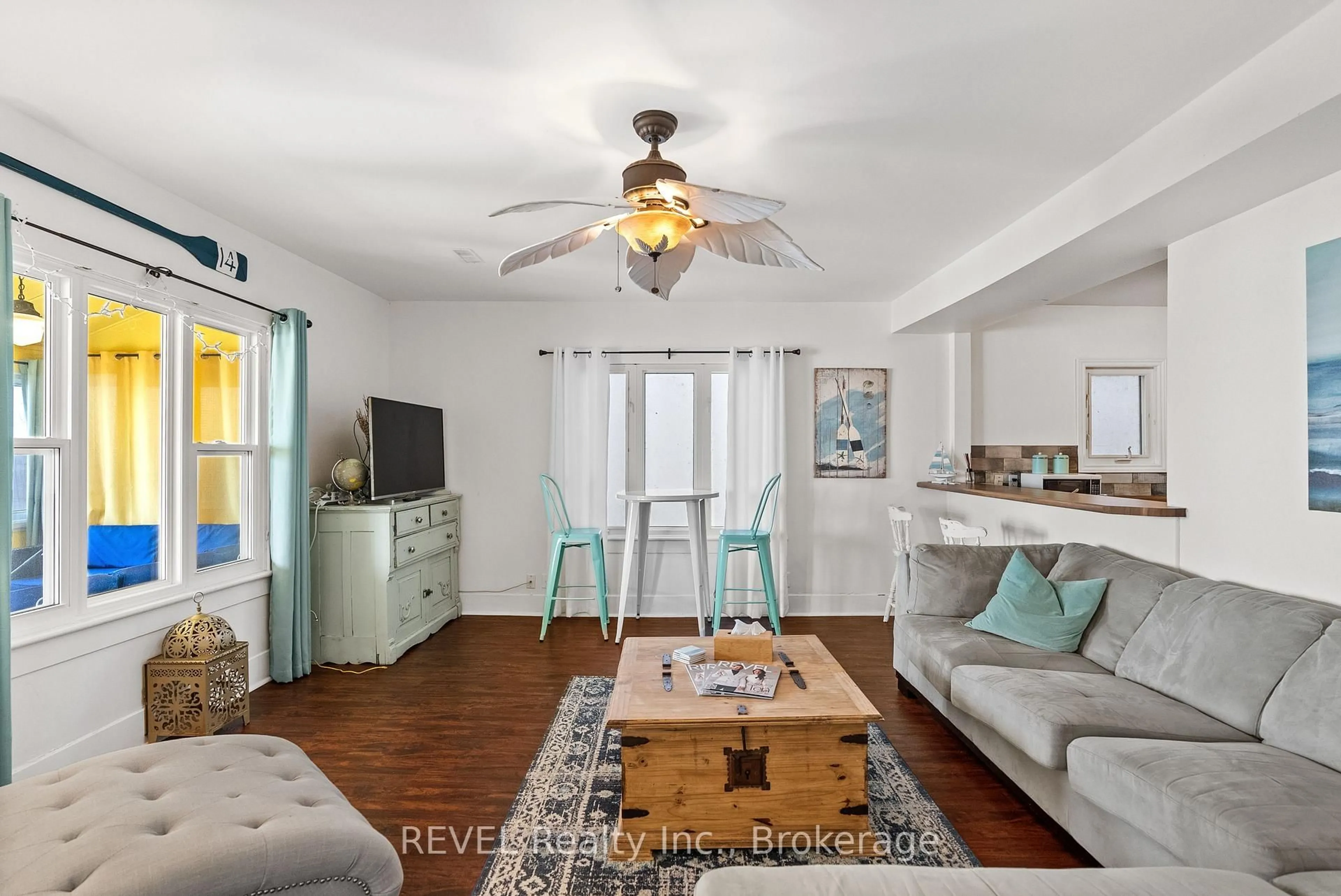 Living room with furniture, unknown for 3819 Terrace Lane, Fort Erie Ontario L0S 1B0