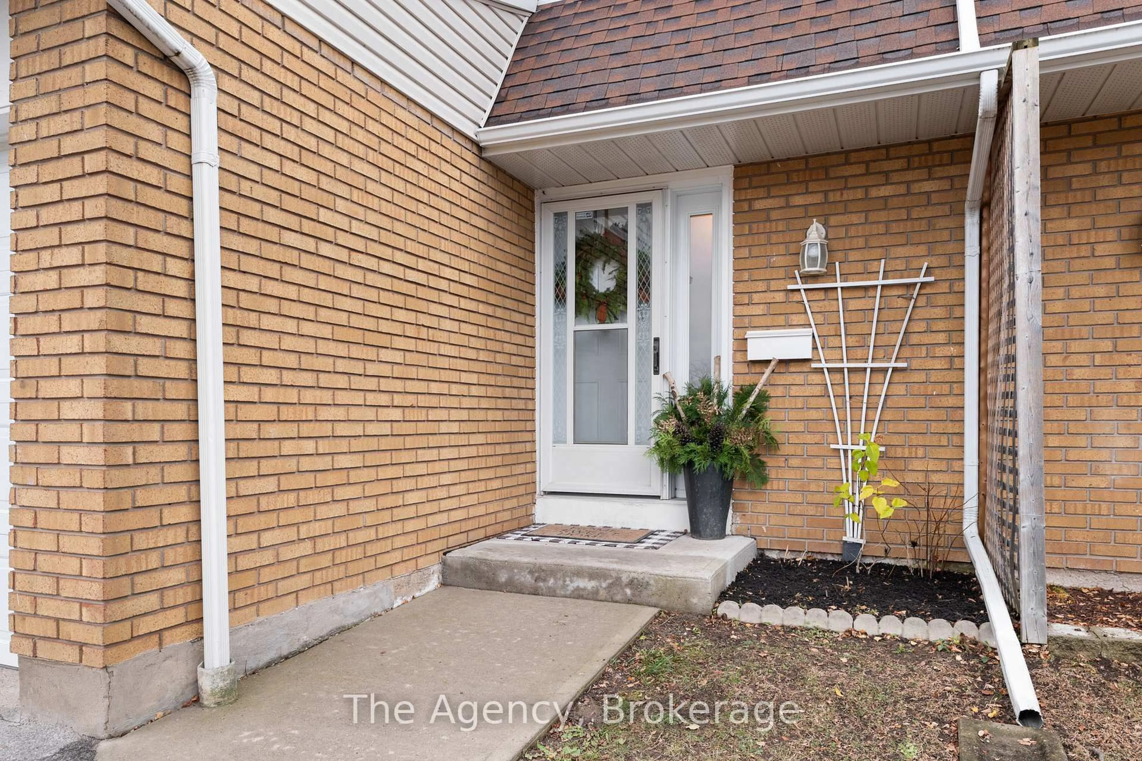 Indoor entryway for 286 Cushman Rd #42, St. Catharines Ontario L2M 7X7