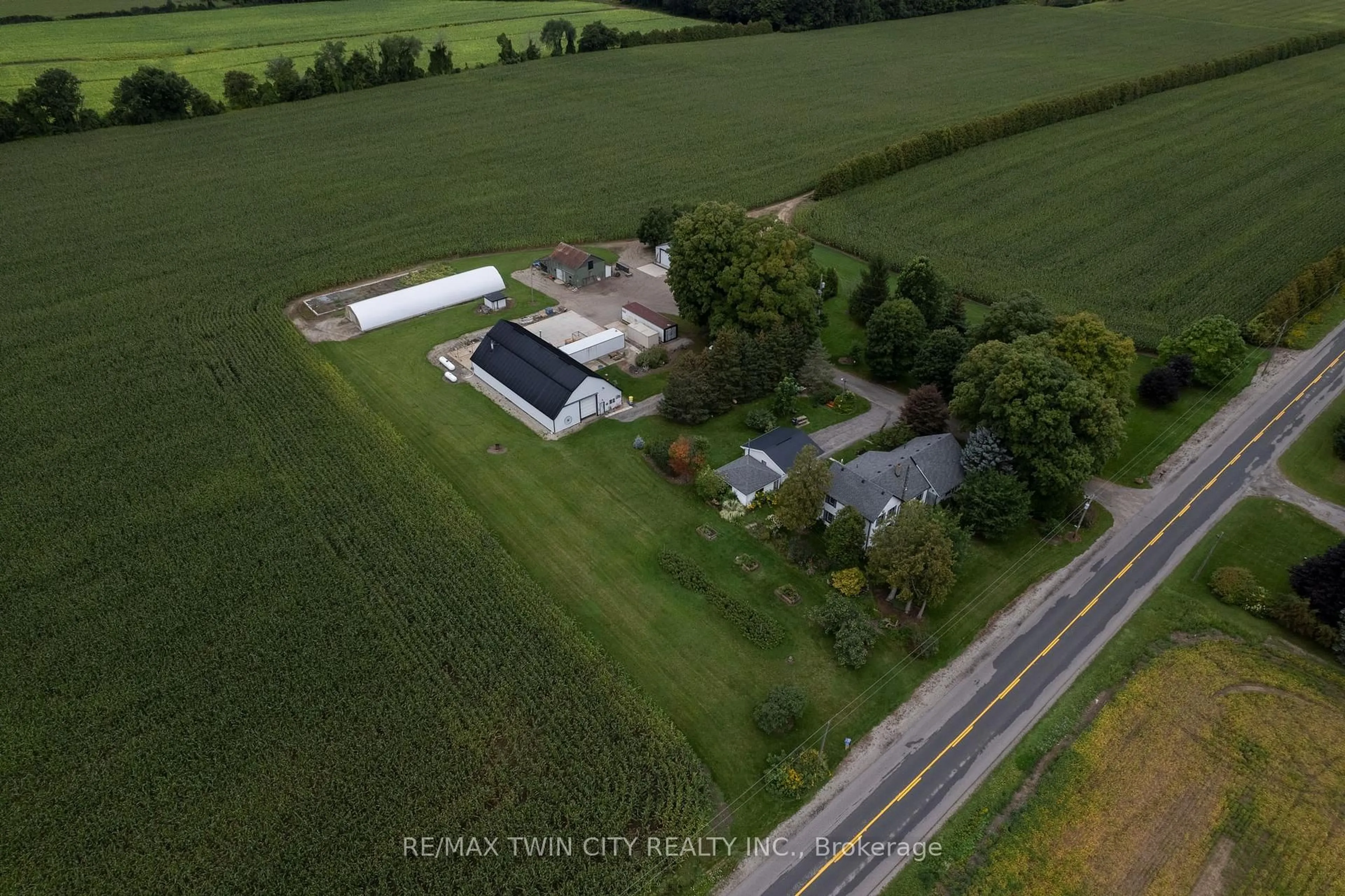A pic from outside/outdoor area/front of a property/back of a property/a pic from drone, building for 331 MIDDLE TOWNLINE Rd, Brant Ontario N0E 1E0