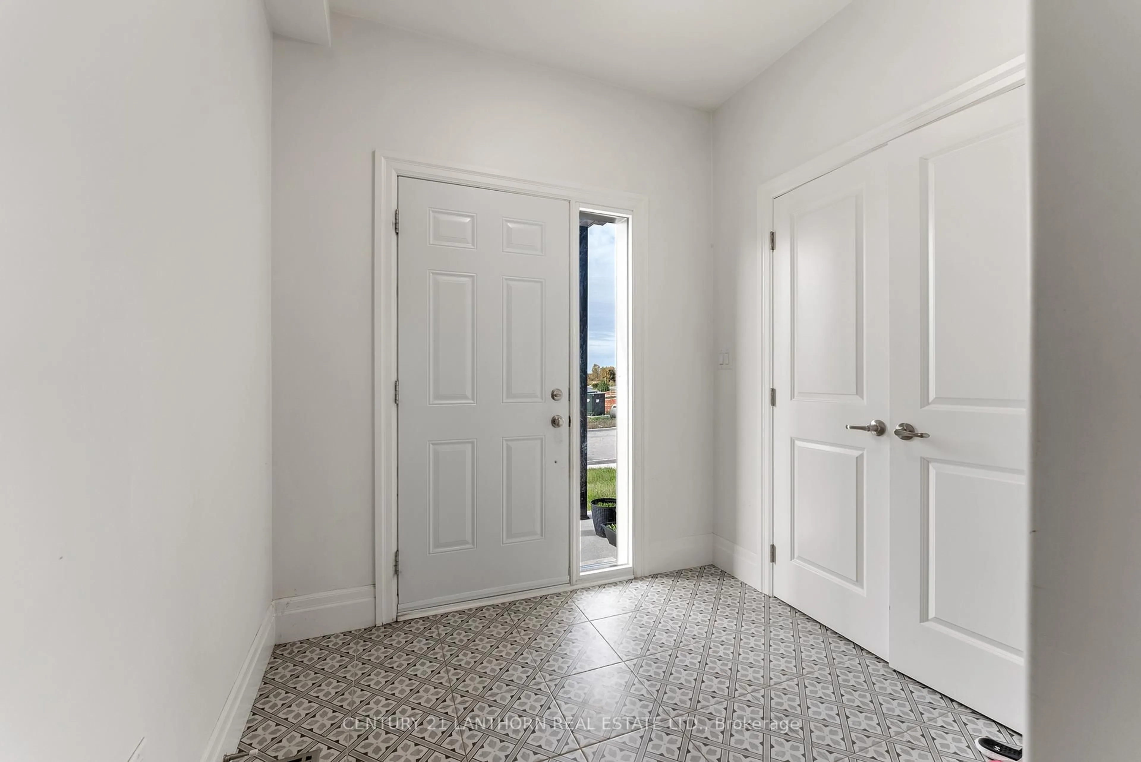 Indoor entryway for 25 Beasley Cres, Prince Edward County Ontario N1T 1J9