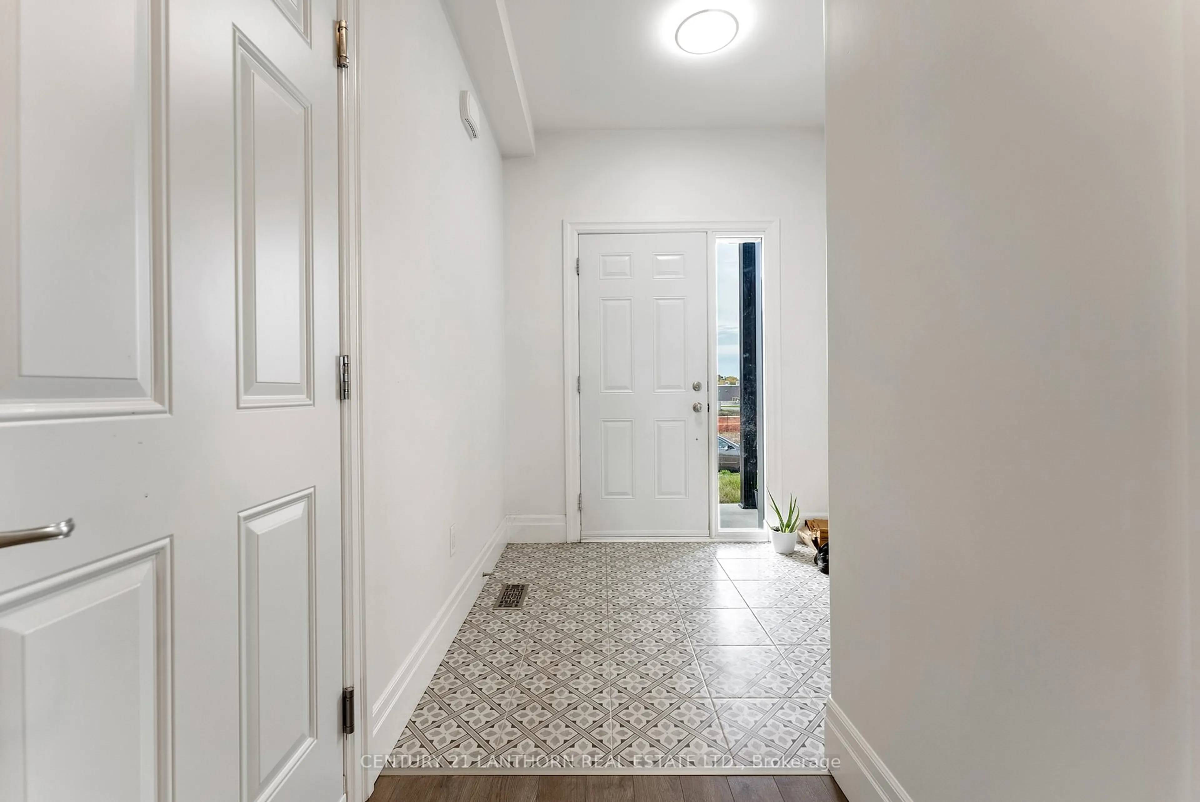 Indoor entryway for 25 Beasley Cres, Prince Edward County Ontario N1T 1J9