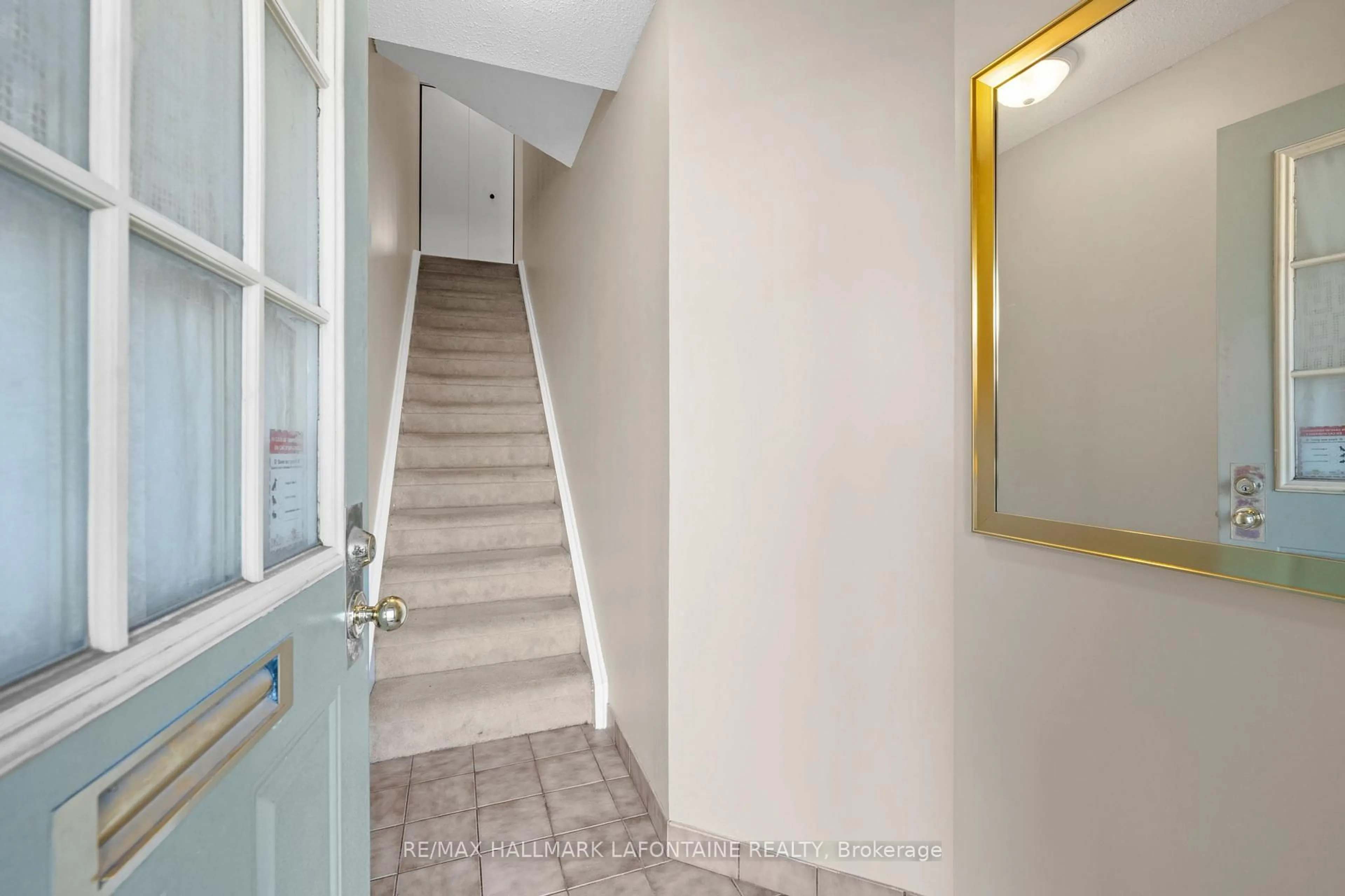 Indoor foyer for 12 Crispin Private, Ottawa Ontario K1K 2T8