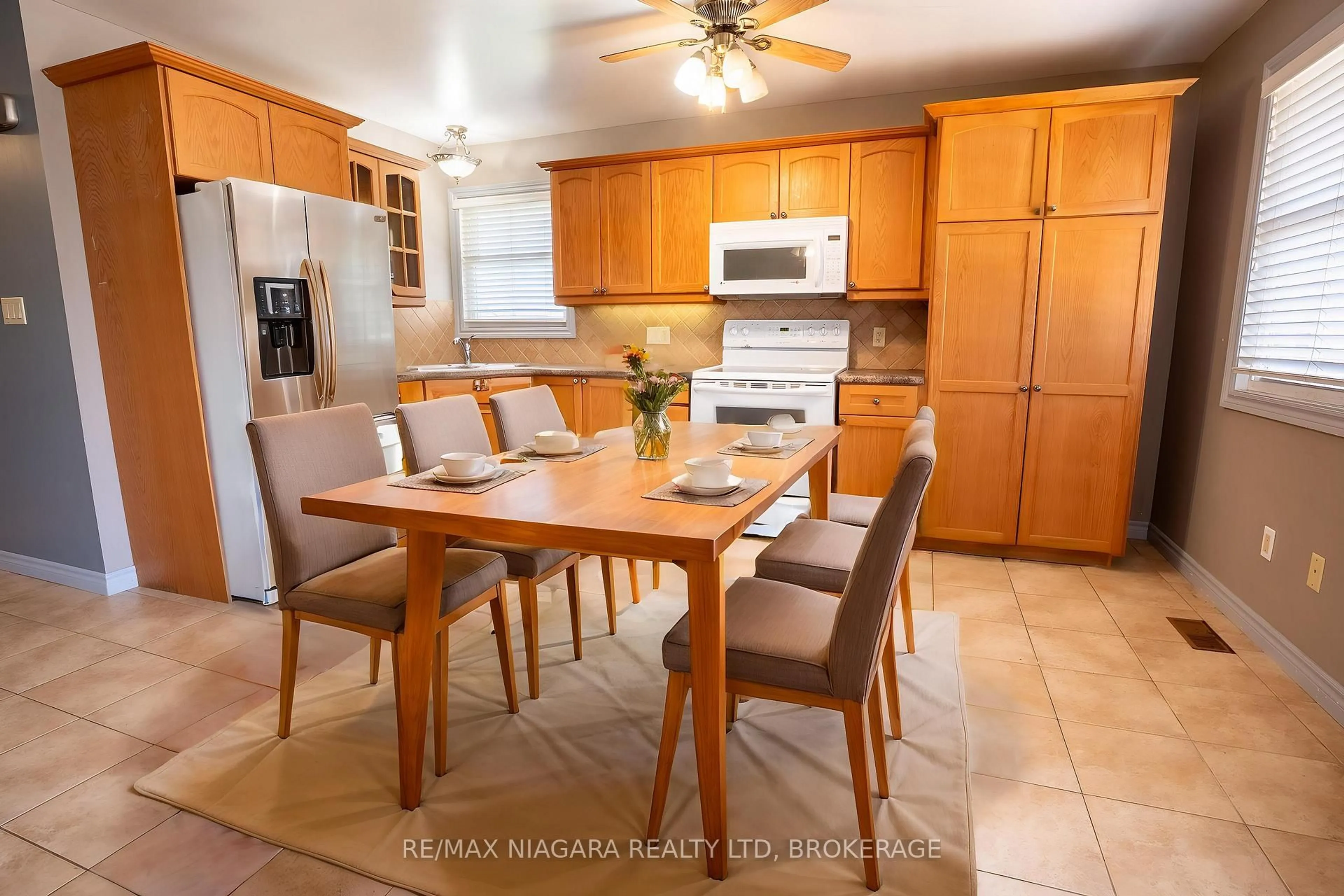 Open concept kitchen, unknown for 5 St Peter St, St. Catharines Ontario L2T 1N7