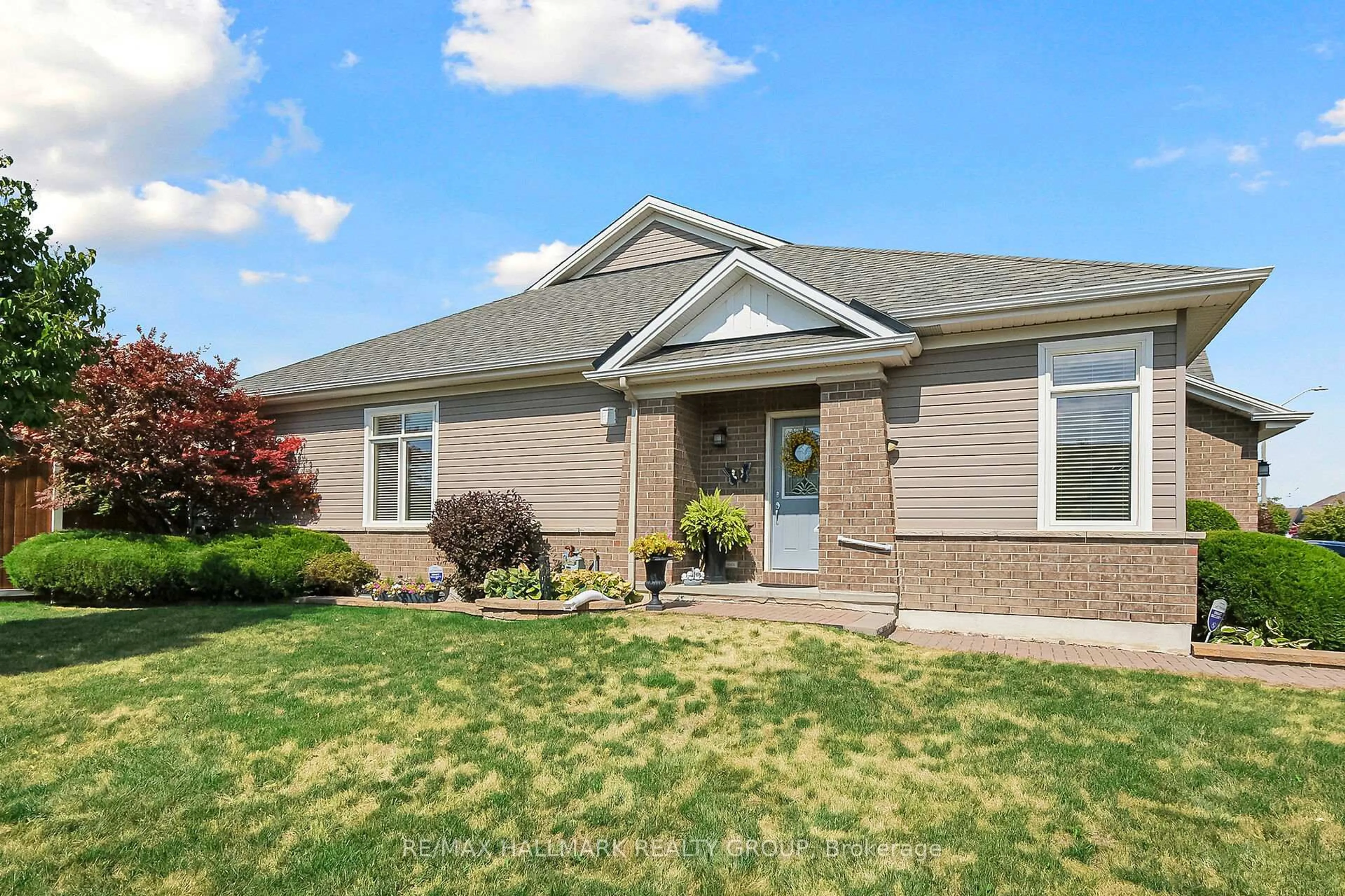 Home with vinyl exterior material, street for 325 Farincourt Cres, Ottawa Ontario K4A 0M6