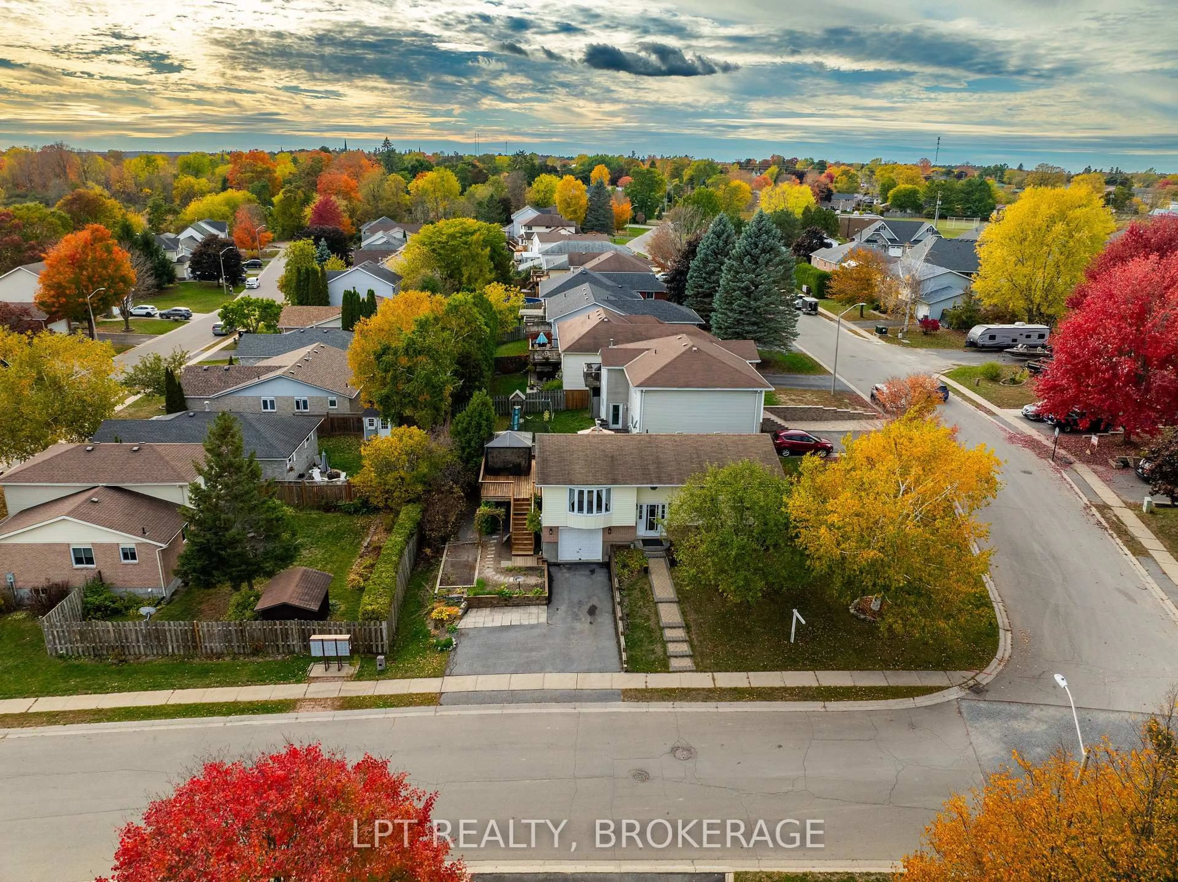 A pic from outside/outdoor area/front of a property/back of a property/a pic from drone, unknown for 697 Macdonald Dr, Gananoque Ontario K7G 3C4
