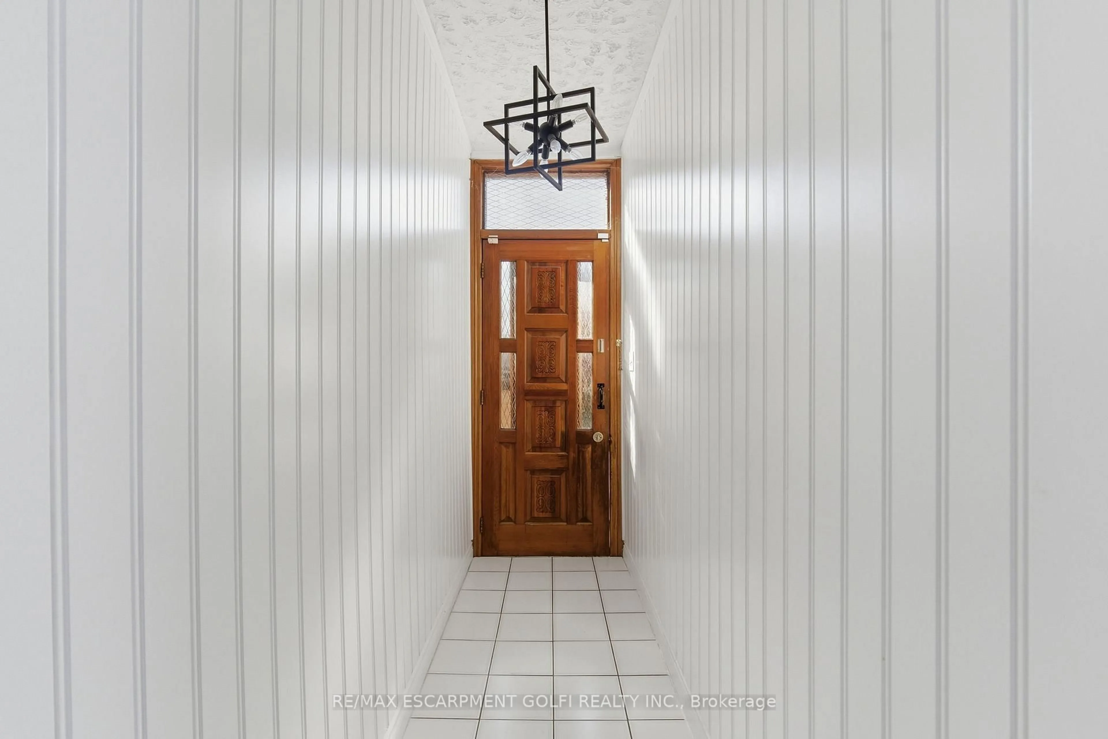 Indoor foyer for 97 FRANCIS St, Hamilton Ontario L8L 3V4