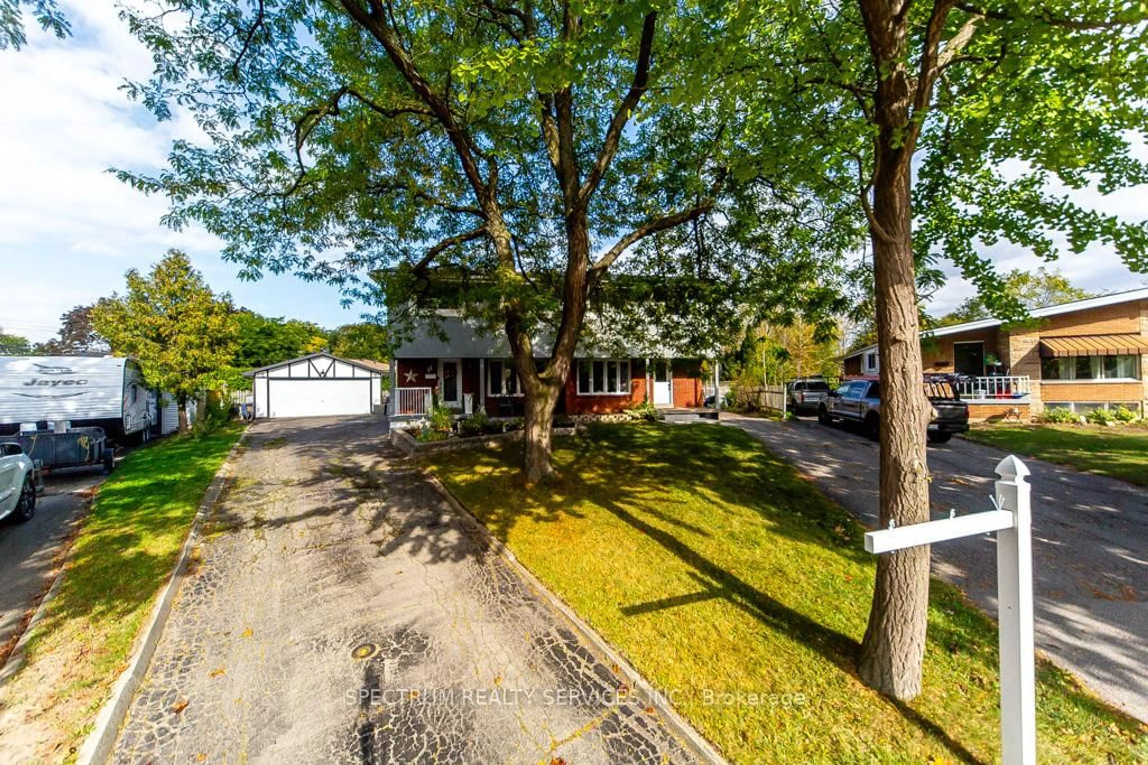 A pic from outside/outdoor area/front of a property/back of a property/a pic from drone, street for 11 Carrington Crt, Hamilton Ontario L9A 4N5