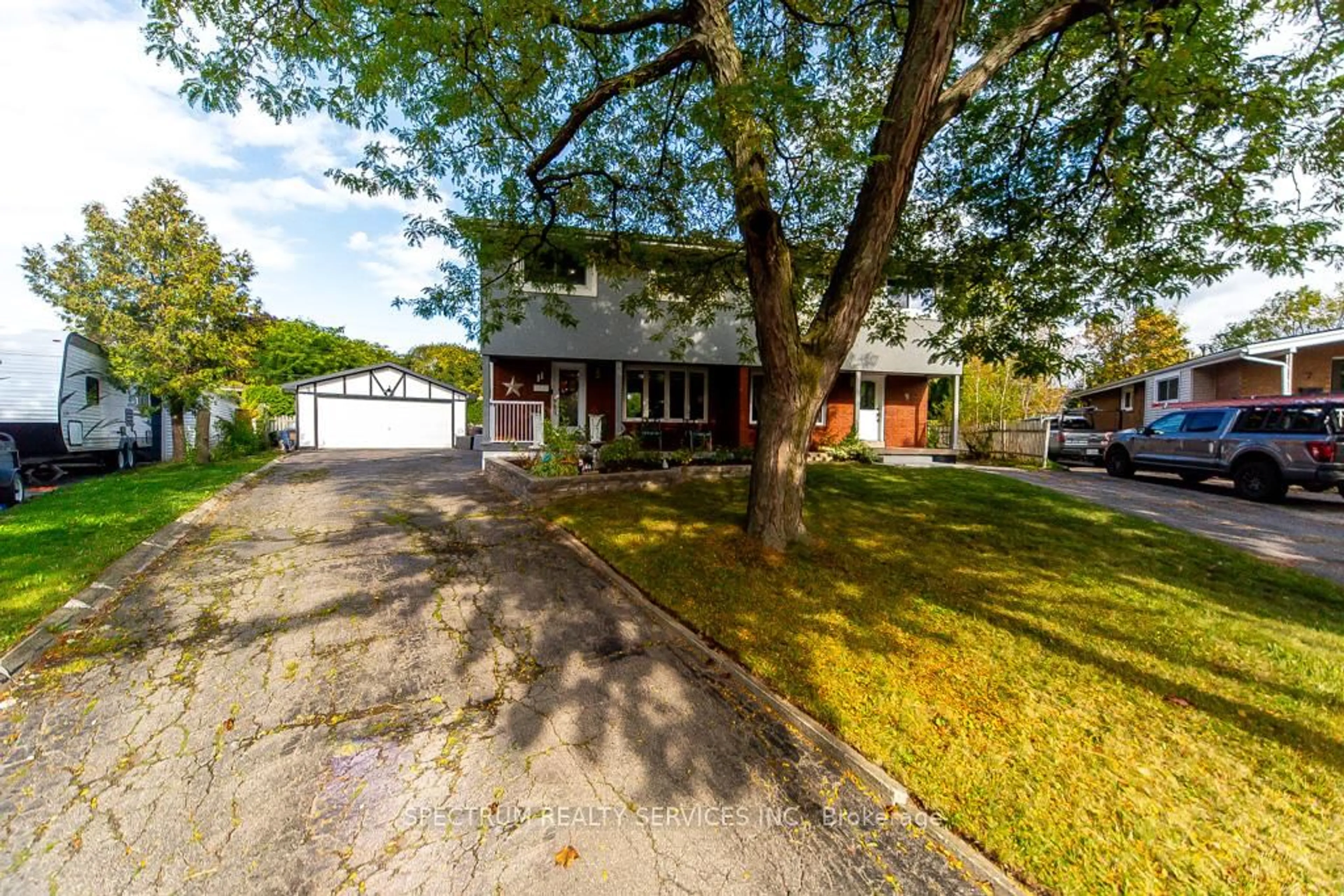 A pic from outside/outdoor area/front of a property/back of a property/a pic from drone, street for 11 Carrington Crt, Hamilton Ontario L9A 4N5