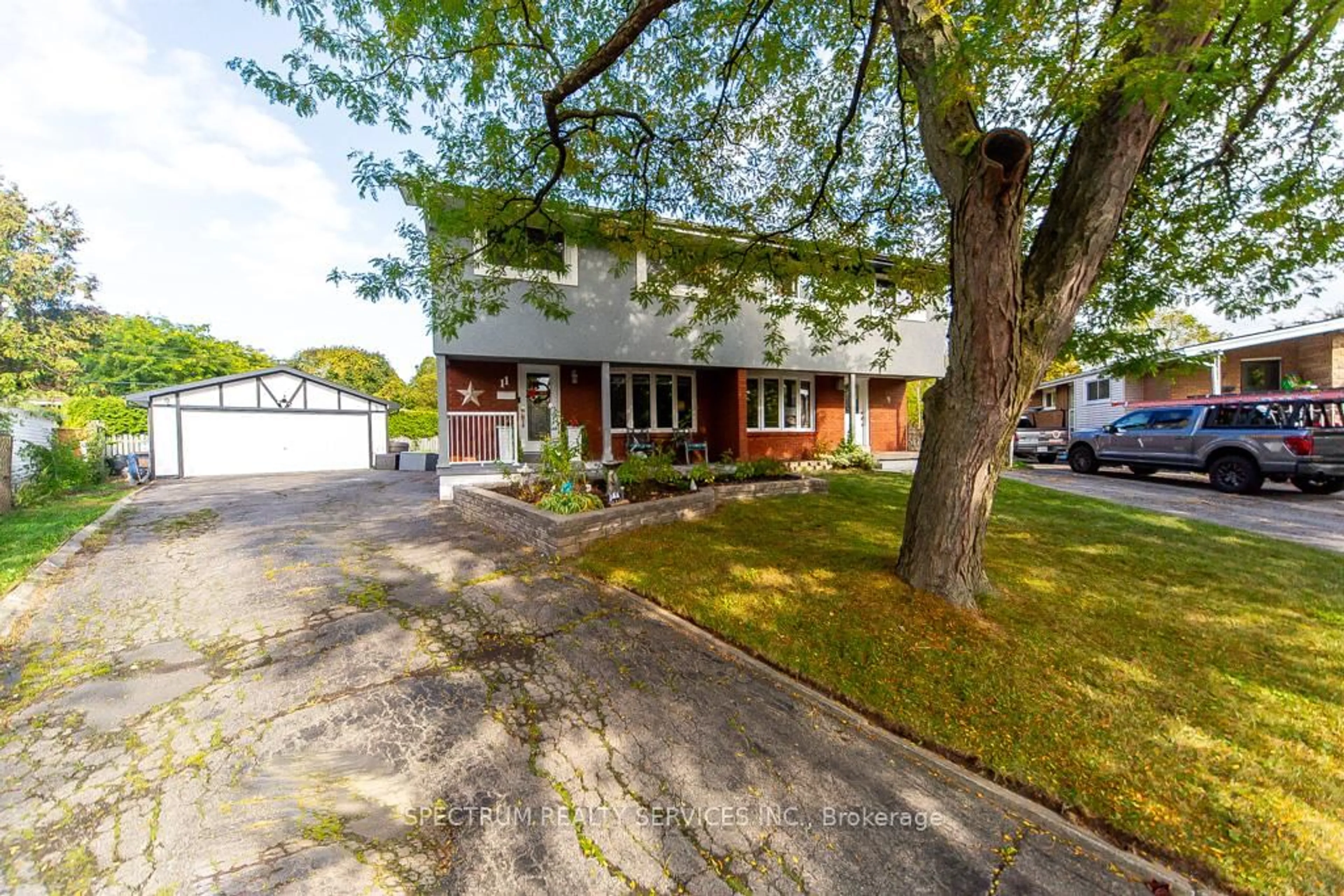 A pic from outside/outdoor area/front of a property/back of a property/a pic from drone, street for 11 Carrington Crt, Hamilton Ontario L9A 4N5